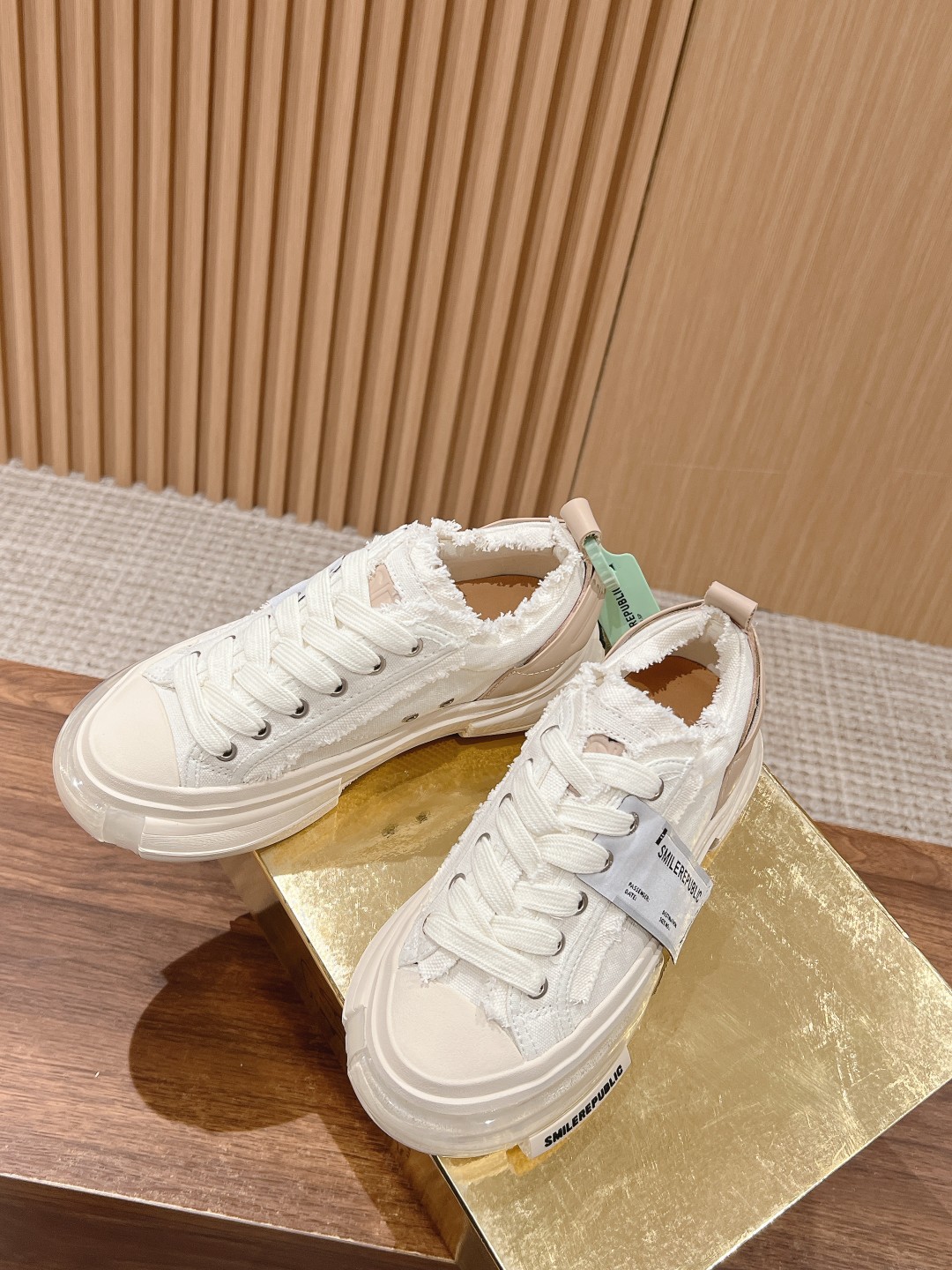 Exploring Time and Space: 70s Nostalgia in Smiler Republic’s Summit Collection - 图片 4
