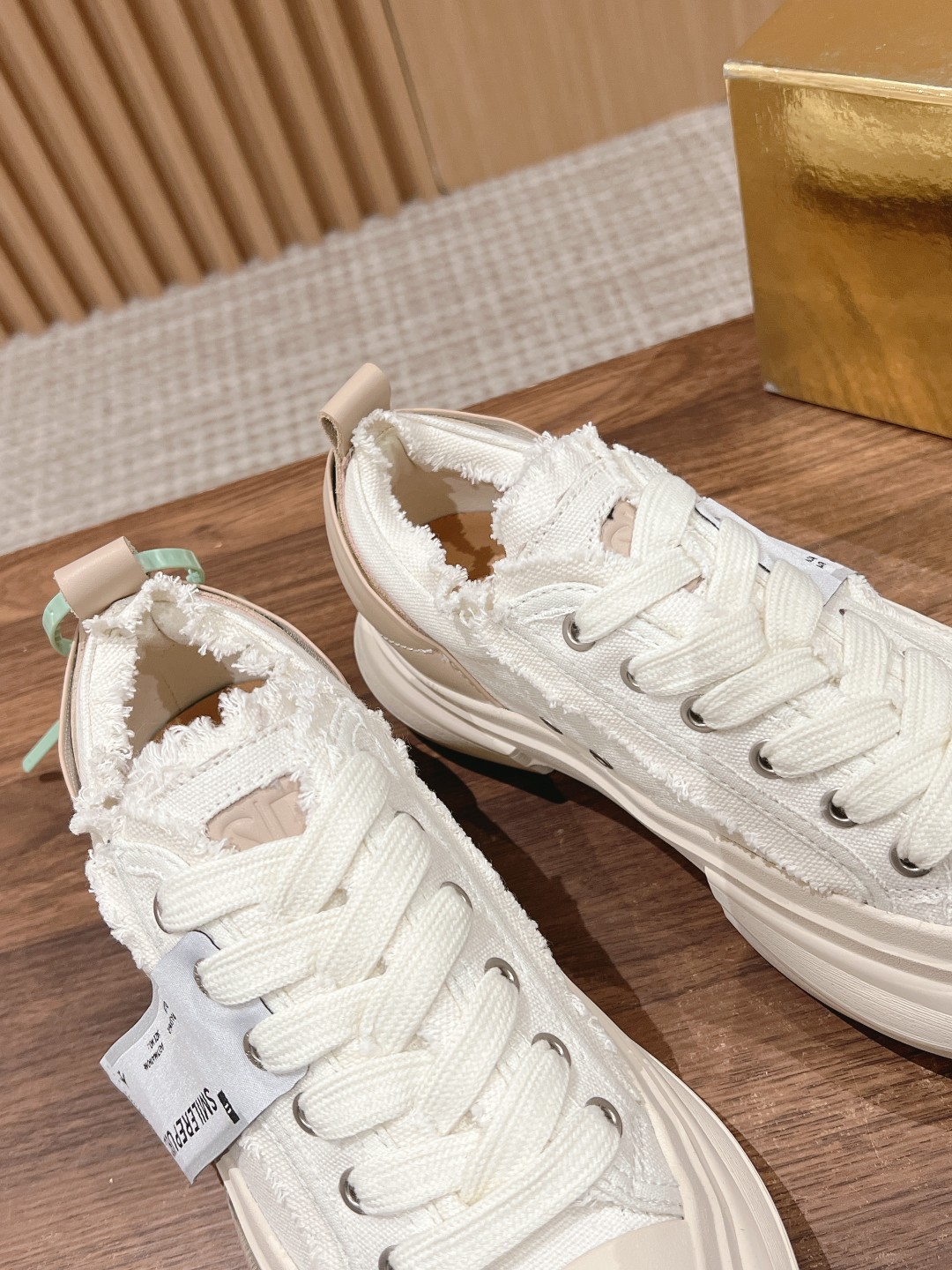 Exploring Time and Space: 70s Nostalgia in Smiler Republic’s Summit Collection - 图片 7
