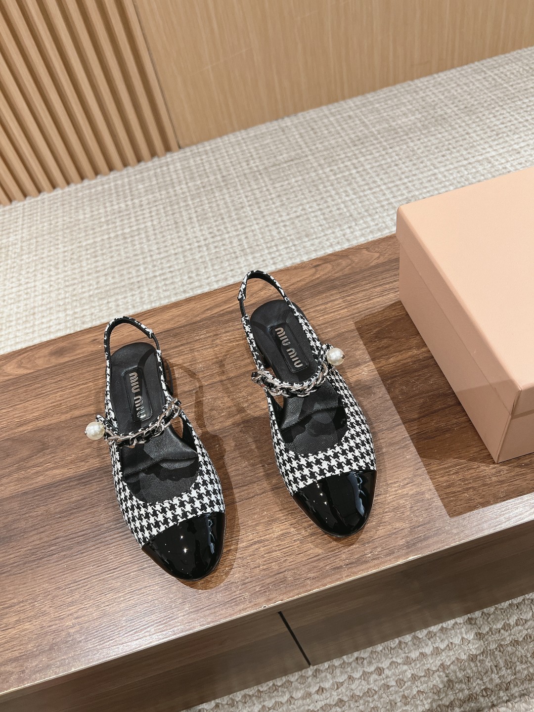 MiuMiu Copie
 Chaussures Sandales Chine en gros
 Genuine Leather Cuir verni Peau de mouton Série printemps
