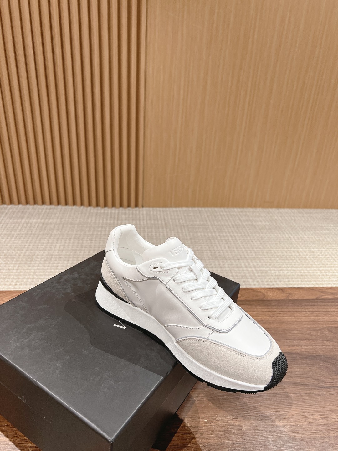 Trendy Versace Milano Logo Men’s Shoes with Barlock-Skinned Design in Youthful Style - 图片 3