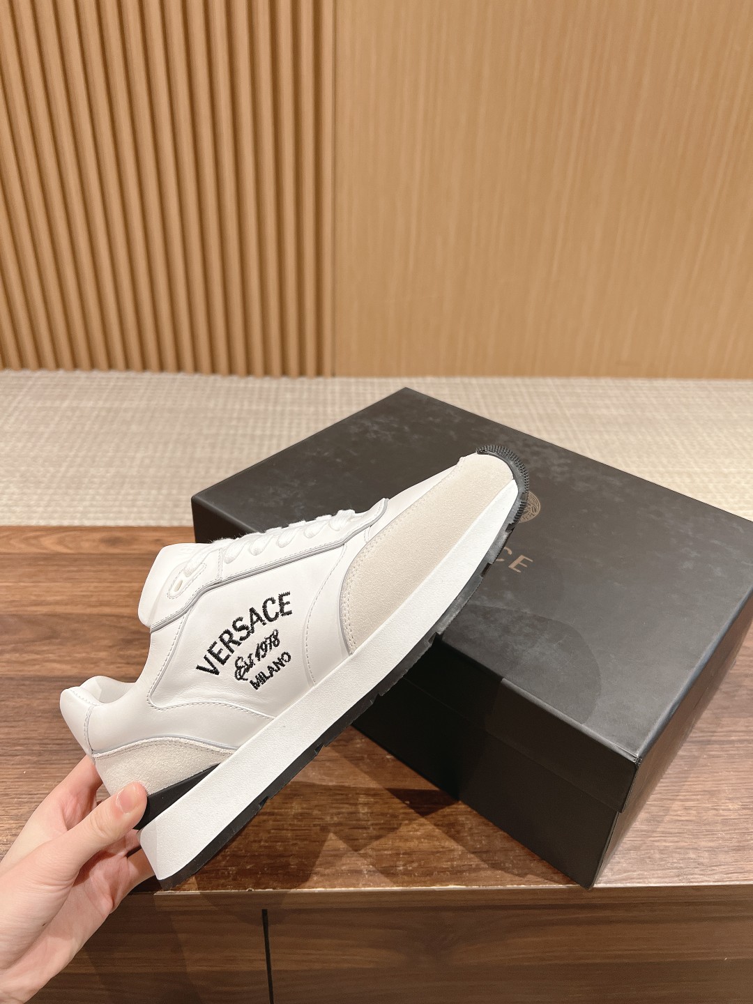 Trendy Versace Milano Logo Men’s Shoes with Barlock-Skinned Design in Youthful Style - 图片 5