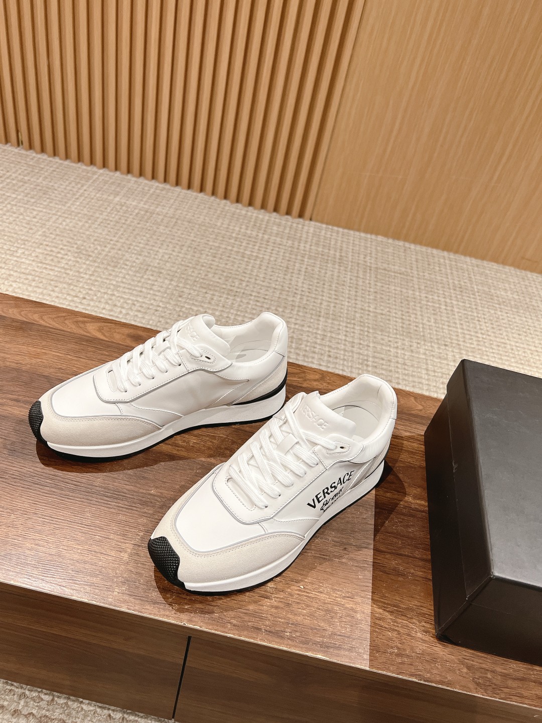 Trendy Versace Milano Logo Men’s Shoes with Barlock-Skinned Design in Youthful Style - 图片 2