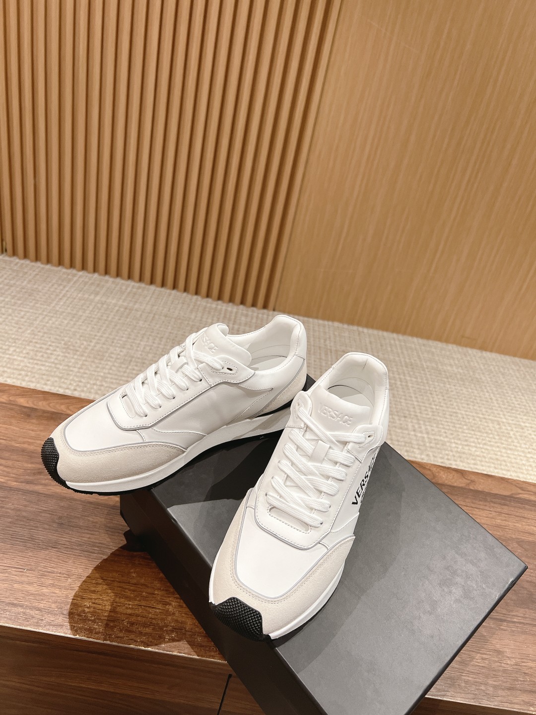 Trendy Versace Milano Logo Men’s Shoes with Barlock-Skinned Design in Youthful Style - 图片 4