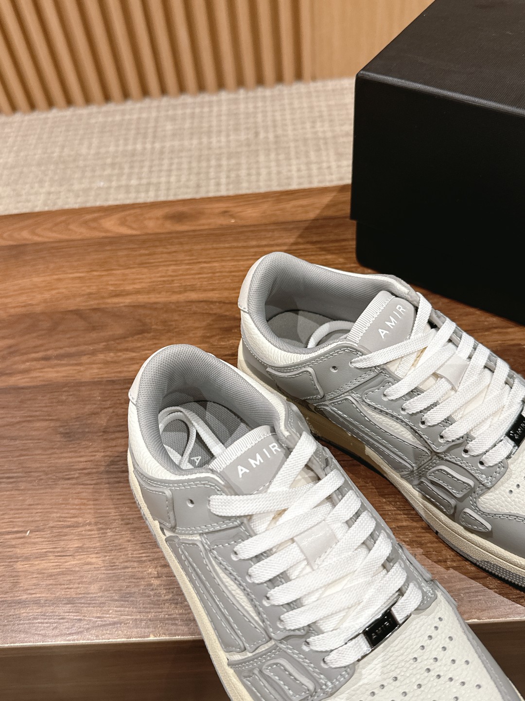 东莞代购级 -唯一对版品质💰370 𝐀𝐌𝐈𝐑𝐈# 埃米尔 炸街爆款骨头鞋 休闲运动鞋 这款小众板鞋真的是绝绝子原地封神！简约却不简单 整体风格特别干净上脚巨好搭！！ 这款鞋鞋面做工比较复杂很多细节处理的都要很到位，独家开模TPU大底 鞋帮侧面骨头采用两张牛皮贴合处理 立体感更好 皮料切口均油边处理 定制金属LOGO铭牌及吊牌 Size：35-46M
