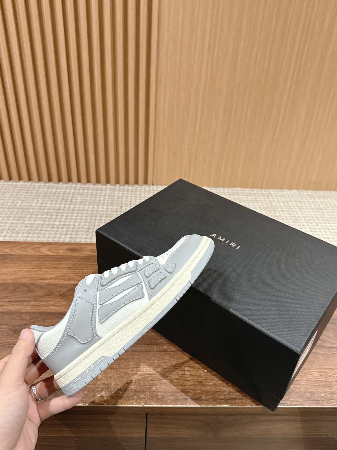 东莞代购级 -唯一对版品质💰370 𝐀𝐌𝐈𝐑𝐈# 埃米尔 炸街爆款骨头鞋 休闲运动鞋 这款小众板鞋真的是绝绝子原地封神！简约却不简单 整体风格特别干净上脚巨好搭！！ 这款鞋鞋面做工比较复杂很多细节处理的都要很到位，独家开模TPU大底 鞋帮侧面骨头采用两张牛皮贴合处理 立体感更好 皮料切口均油边处理 定制金属LOGO铭牌及吊牌 Size：35-46M