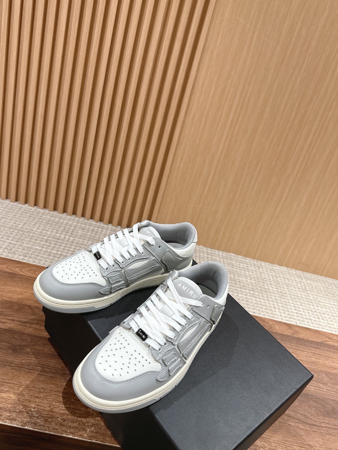 东莞代购级 -唯一对版品质💰370 𝐀𝐌𝐈𝐑𝐈# 埃米尔 炸街爆款骨头鞋 休闲运动鞋 这款小众板鞋真的是绝绝子原地封神！简约却不简单 整体风格特别干净上脚巨好搭！！ 这款鞋鞋面做工比较复杂很多细节处理的都要很到位，独家开模TPU大底 鞋帮侧面骨头采用两张牛皮贴合处理 立体感更好 皮料切口均油边处理 定制金属LOGO铭牌及吊牌 Size：35-46M