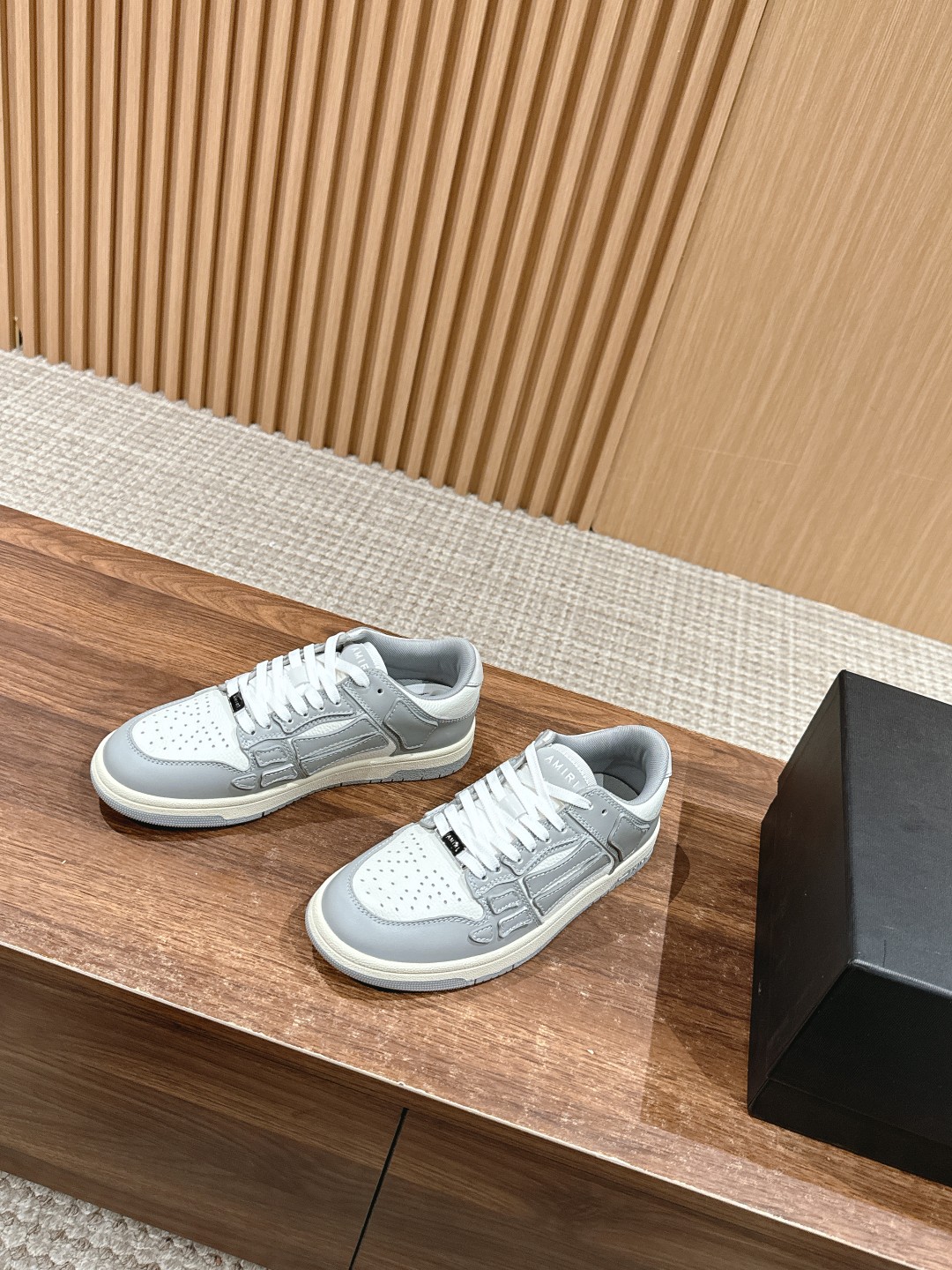 东莞代购级 -唯一对版品质💰370 𝐀𝐌𝐈𝐑𝐈# 埃米尔 炸街爆款骨头鞋 休闲运动鞋 这款小众板鞋真的是绝绝子原地封神！简约却不简单 整体风格特别干净上脚巨好搭！！ 这款鞋鞋面做工比较复杂很多细节处理的都要很到位，独家开模TPU大底 鞋帮侧面骨头采用两张牛皮贴合处理 立体感更好 皮料切口均油边处理 定制金属LOGO铭牌及吊牌 Size：35-46M