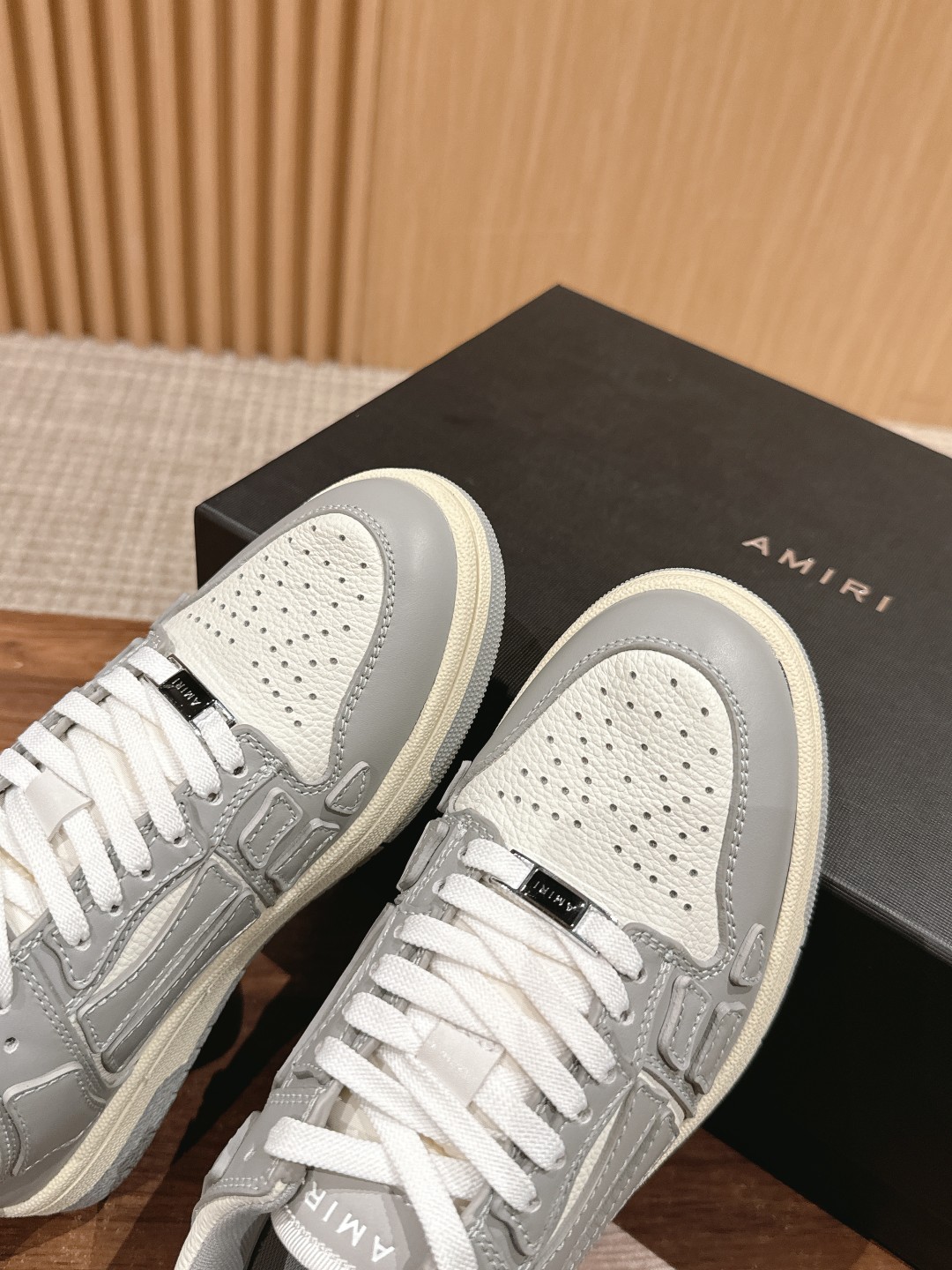 东莞代购级 -唯一对版品质💰370 𝐀𝐌𝐈𝐑𝐈# 埃米尔 炸街爆款骨头鞋 休闲运动鞋 这款小众板鞋真的是绝绝子原地封神！简约却不简单 整体风格特别干净上脚巨好搭！！ 这款鞋鞋面做工比较复杂很多细节处理的都要很到位，独家开模TPU大底 鞋帮侧面骨头采用两张牛皮贴合处理 立体感更好 皮料切口均油边处理 定制金属LOGO铭牌及吊牌 Size：35-46M