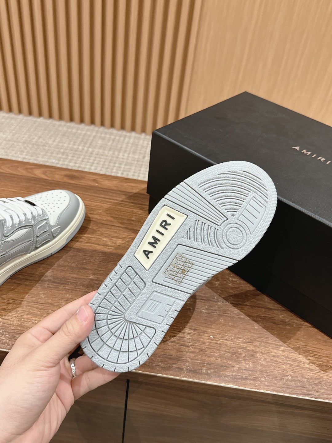 东莞代购级 -唯一对版品质💰370 𝐀𝐌𝐈𝐑𝐈# 埃米尔 炸街爆款骨头鞋 休闲运动鞋 这款小众板鞋真的是绝绝子原地封神！简约却不简单 整体风格特别干净上脚巨好搭！！ 这款鞋鞋面做工比较复杂很多细节处理的都要很到位，独家开模TPU大底 鞋帮侧面骨头采用两张牛皮贴合处理 立体感更好 皮料切口均油边处理 定制金属LOGO铭牌及吊牌 Size：35-46M