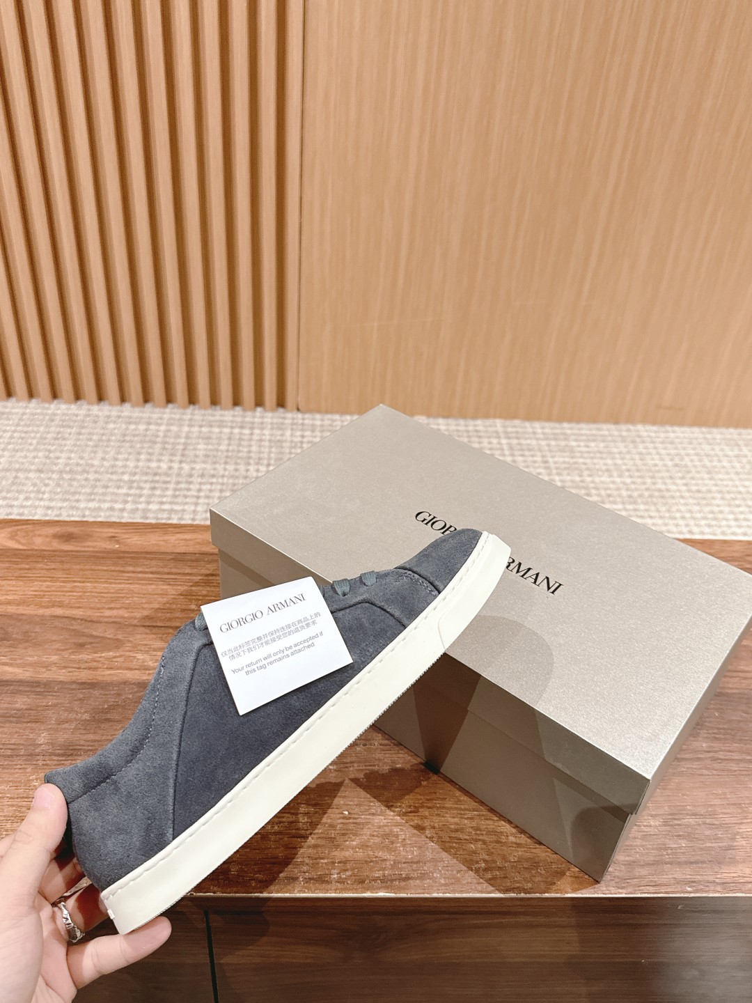 Luxurious Giorgio Armani Velvet and Leather Recreational Shoe Collection. - 图片 5