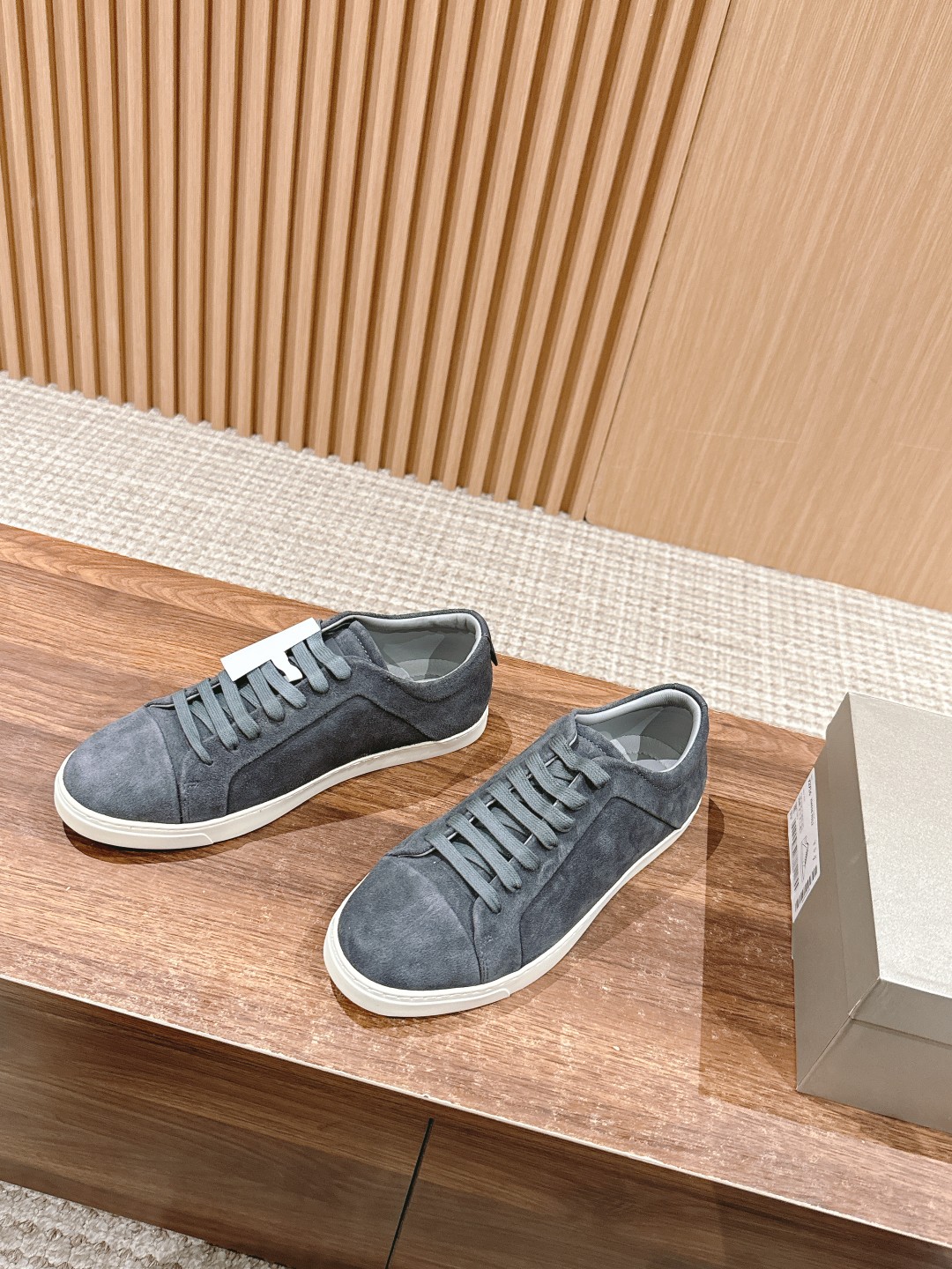 Luxurious Giorgio Armani Velvet and Leather Recreational Shoe Collection. - 图片 2
