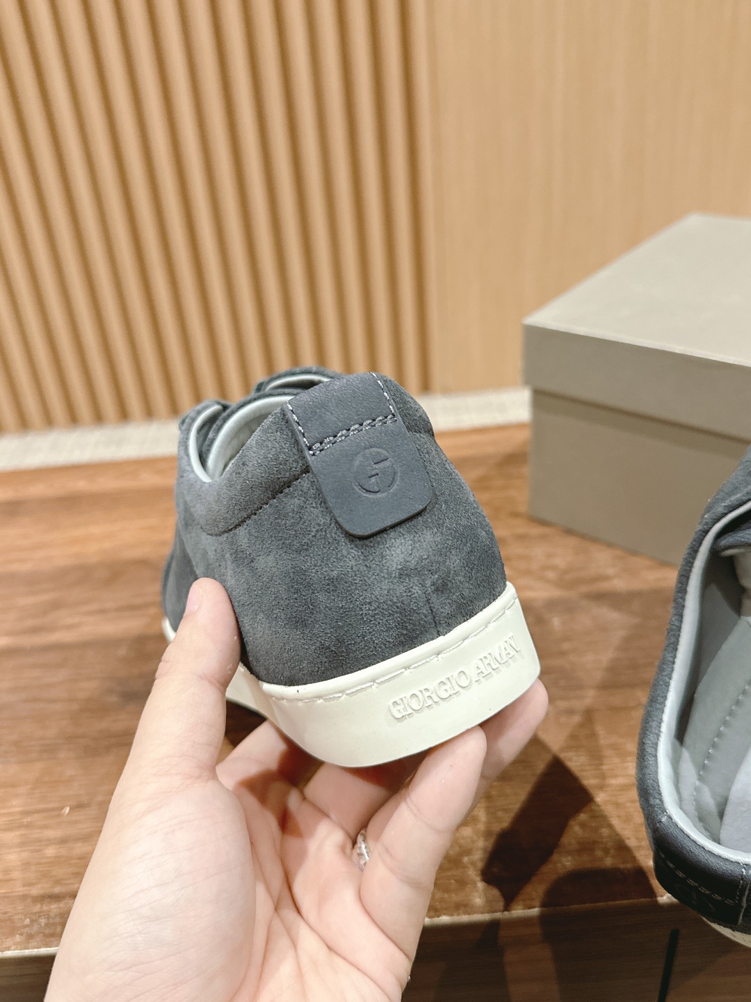 Luxurious Giorgio Armani Velvet and Leather Recreational Shoe Collection. - 图片 9