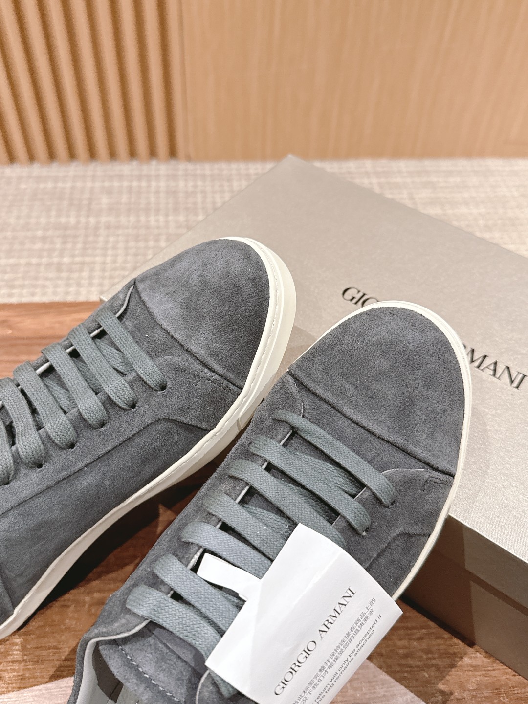 Luxurious Giorgio Armani Velvet and Leather Recreational Shoe Collection. - 图片 7