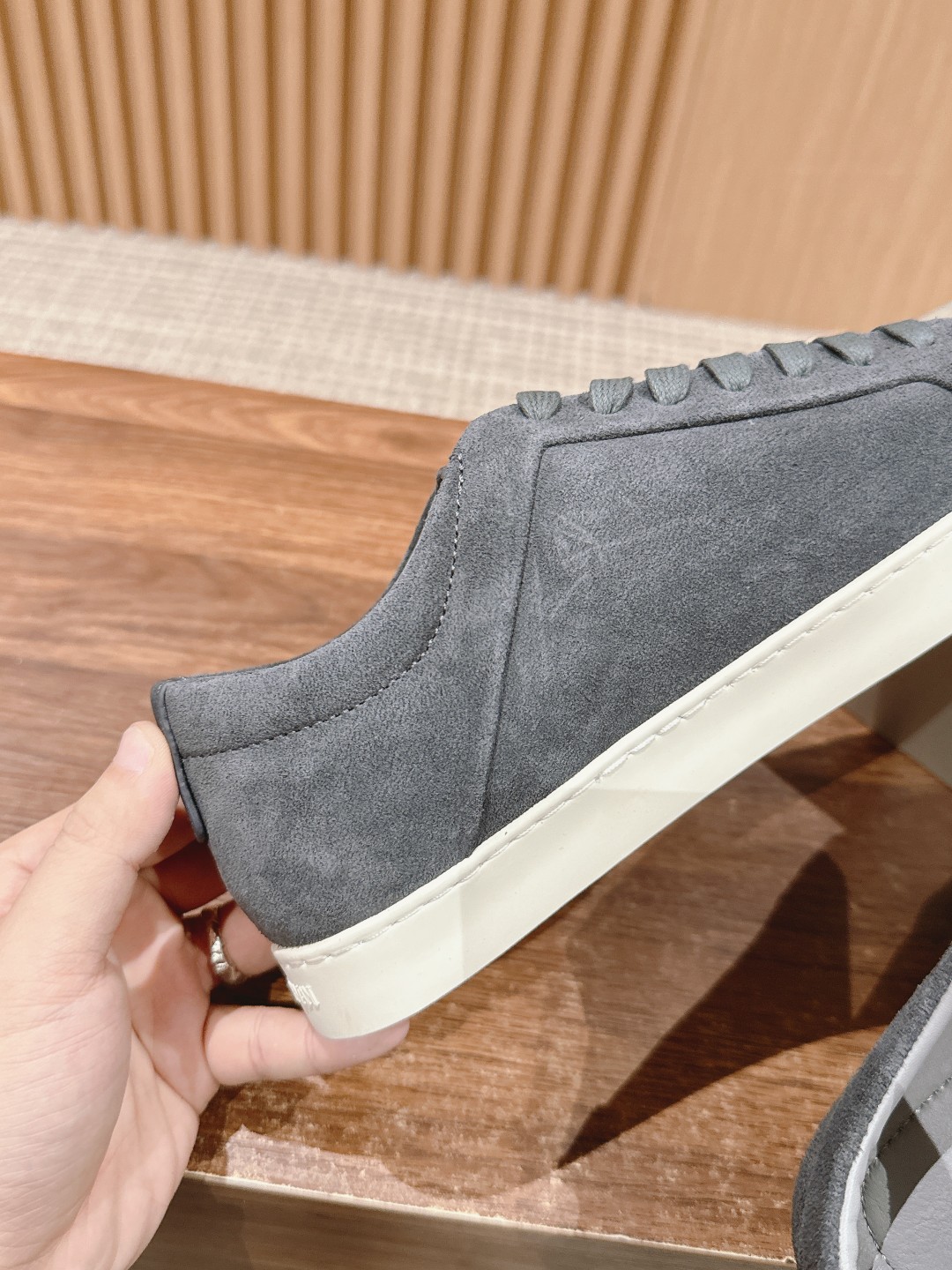 Luxurious Giorgio Armani Velvet and Leather Recreational Shoe Collection. - 图片 8