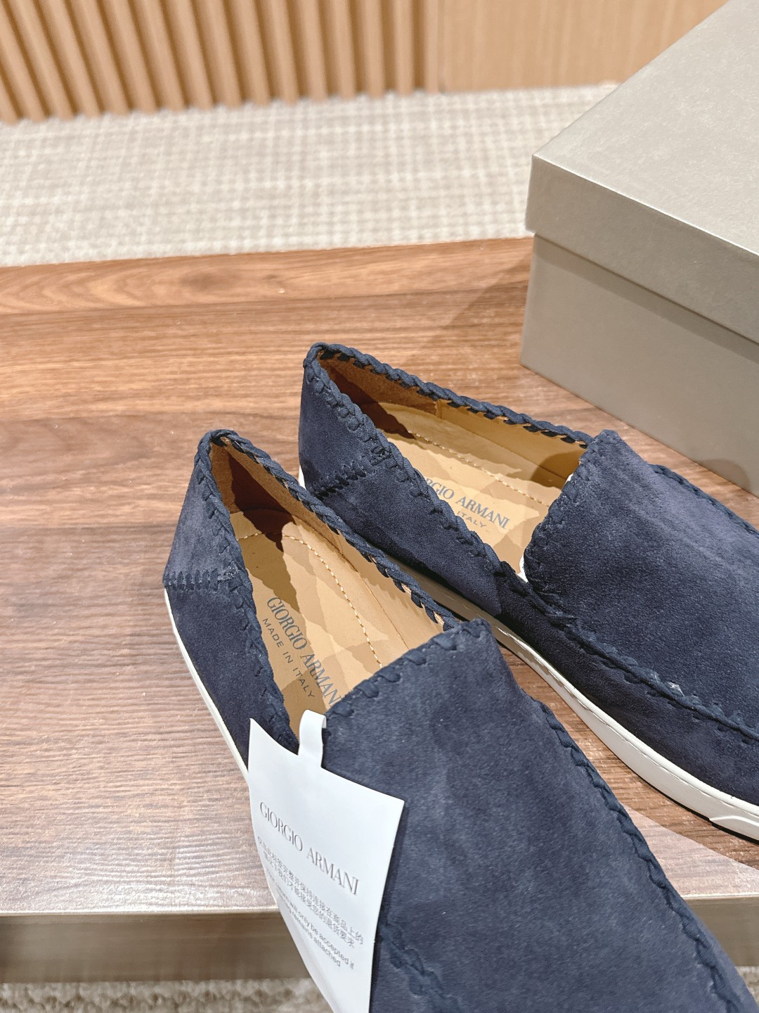 Luxurious Giorgio Armani Velvet and Leather Recreational Shoes: Classic Style and Comfort. - 图片 6