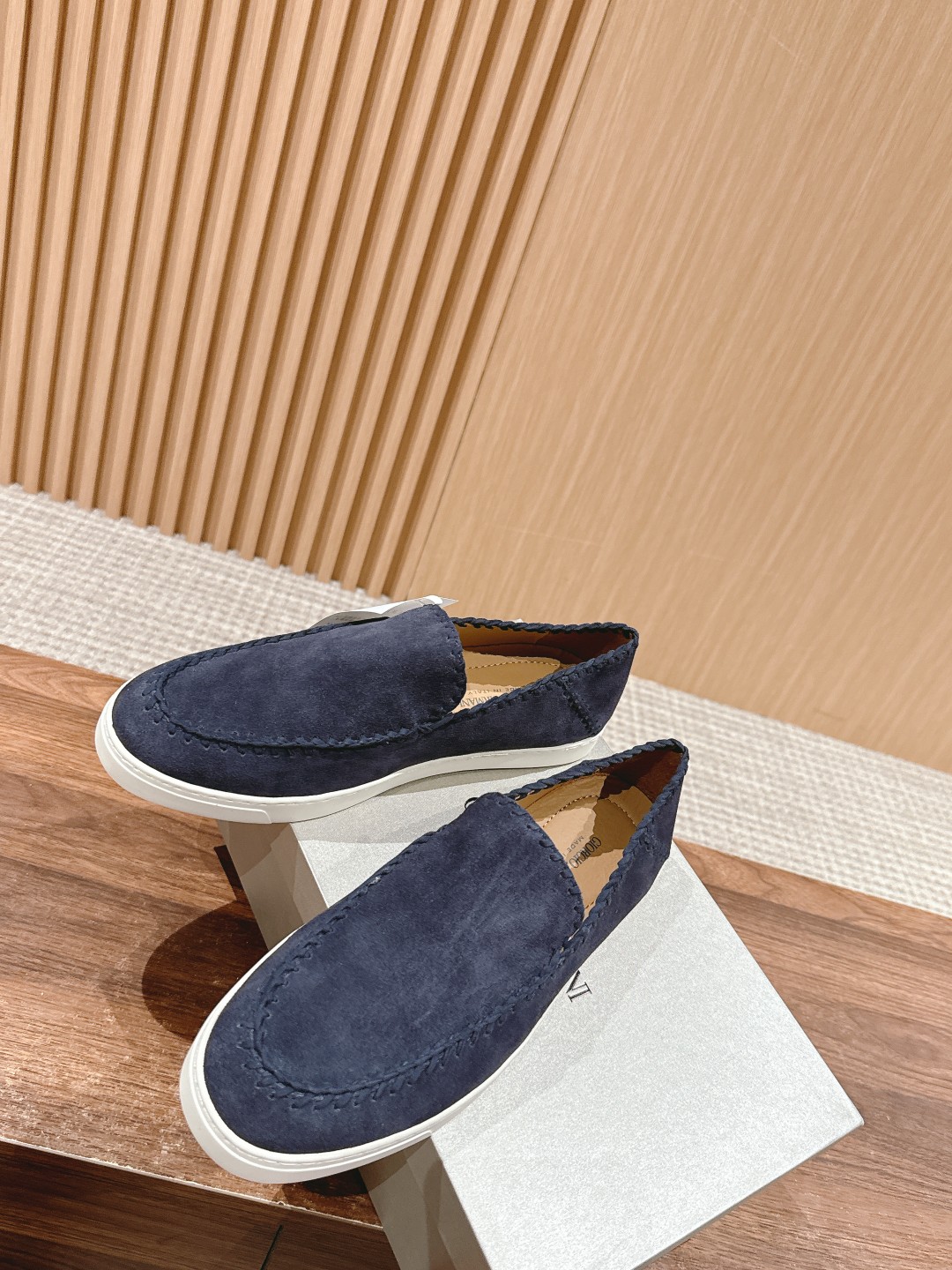 Luxurious Giorgio Armani Velvet and Leather Recreational Shoes: Classic Style and Comfort. - 图片 4