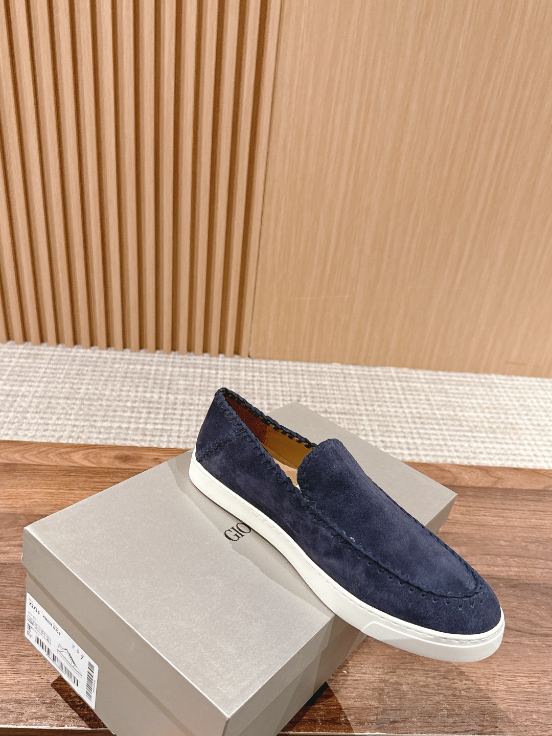 Luxurious Giorgio Armani Velvet and Leather Recreational Shoes: Classic Style and Comfort. - 图片 3