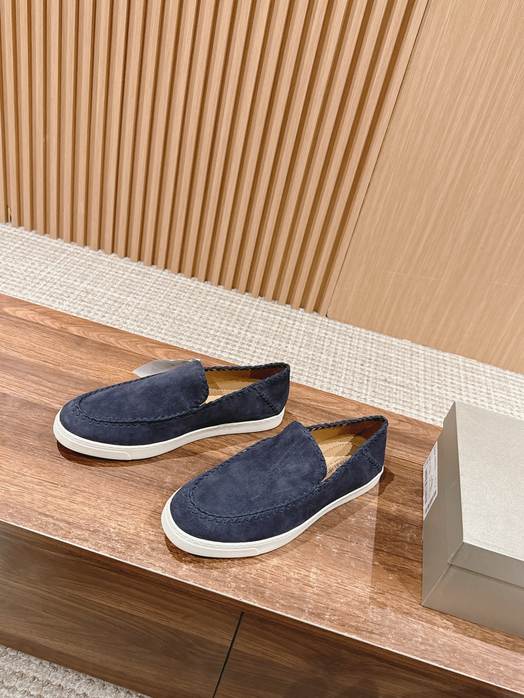 Luxurious Giorgio Armani Velvet and Leather Recreational Shoes: Classic Style and Comfort. - 图片 2