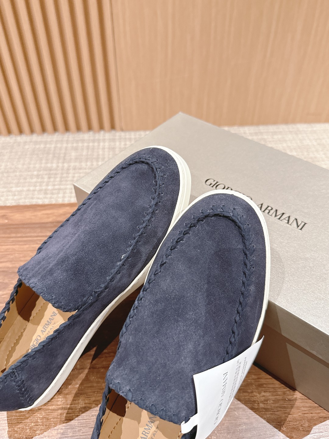 Luxurious Giorgio Armani Velvet and Leather Recreational Shoes: Classic Style and Comfort. - 图片 7