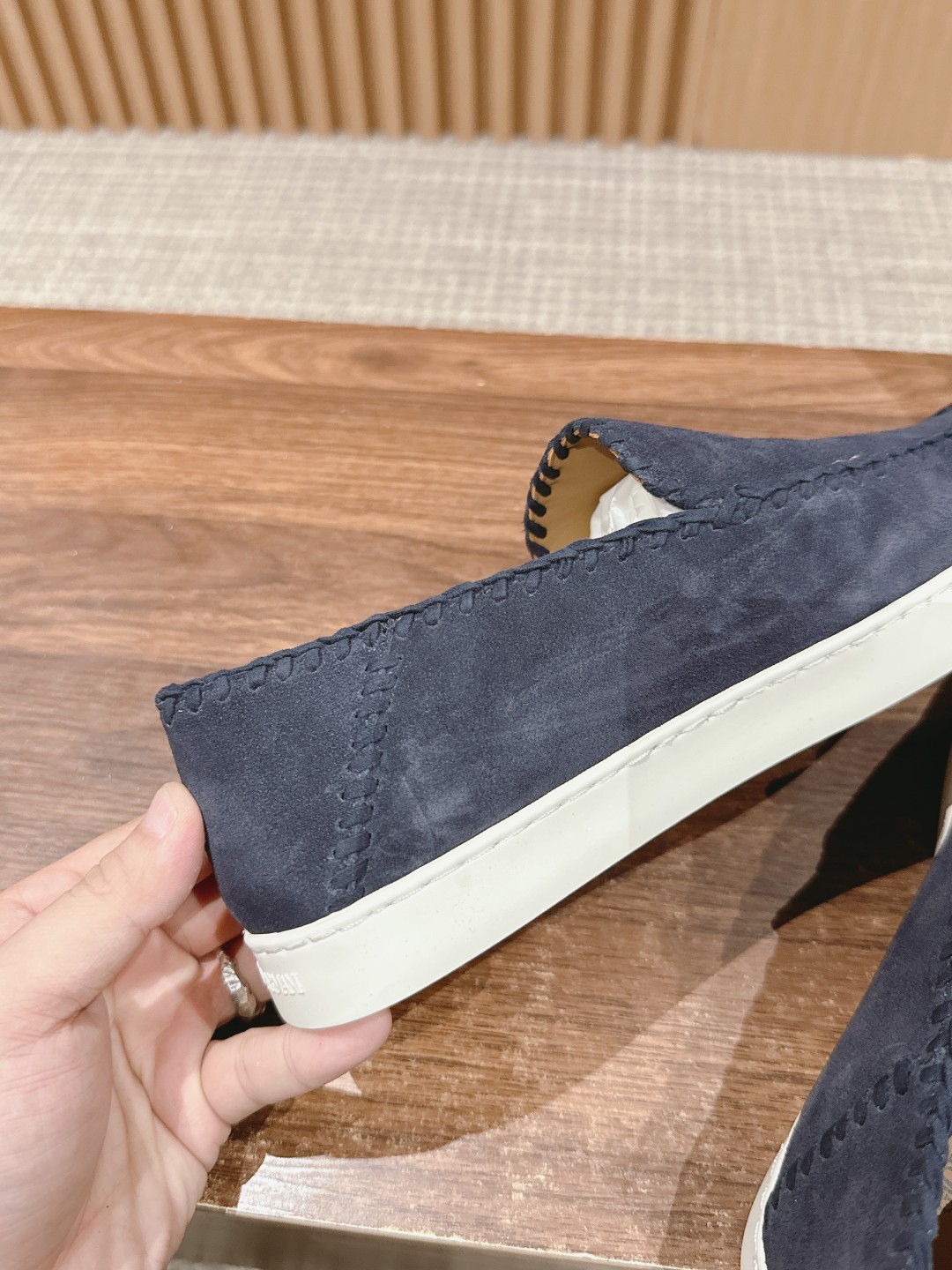 Luxurious Giorgio Armani Velvet and Leather Recreational Shoes: Classic Style and Comfort. - 图片 9