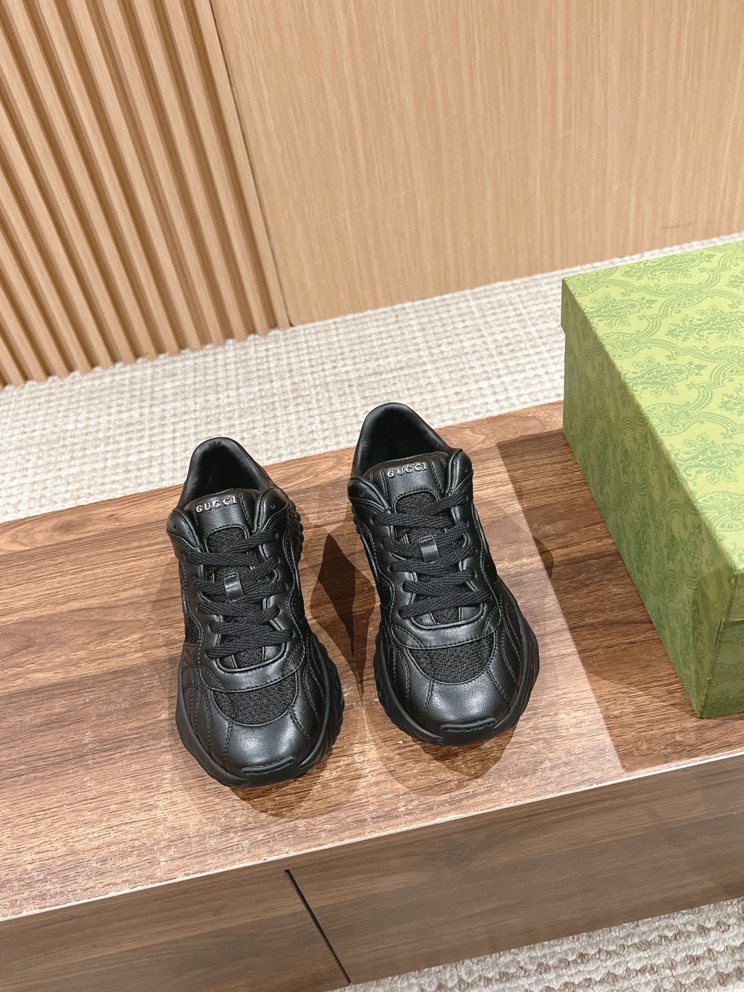 Gu*ci \nRipple#古驰系列运动鞋采用创新缝线工艺制作，打造如水般的流\n动质感。皮革设计搭配三维立体互扣式双G皮革贴饰和Gu*ci字母\n金属配件，以3D效果成就整款鞋履自在的流动质感。\n码数：35-45\n价格：sbdyey