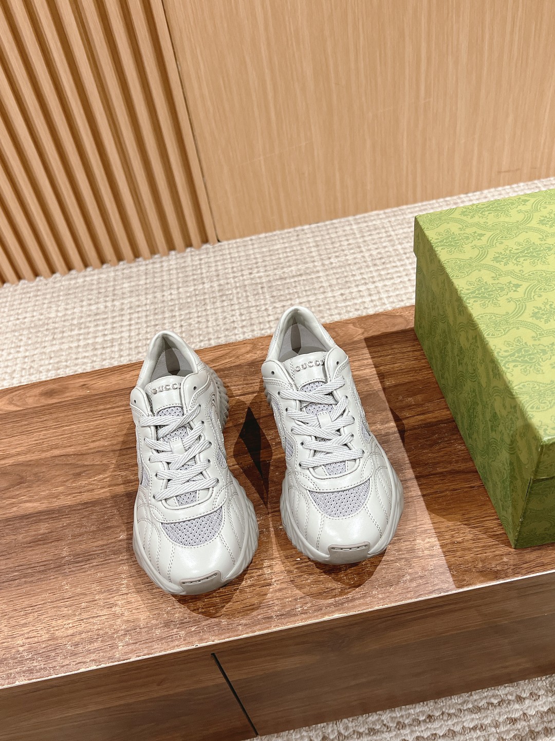Gu*ci \nRipple#古驰系列运动鞋采用创新缝线工艺制作，打造如水般的流\n动质感。皮革设计搭配三维立体互扣式双G皮革贴饰和Gu*ci字母\n金属配件，以3D效果成就整款鞋履自在的流动质感。\n码数：35-45\n价格：sbdyey
