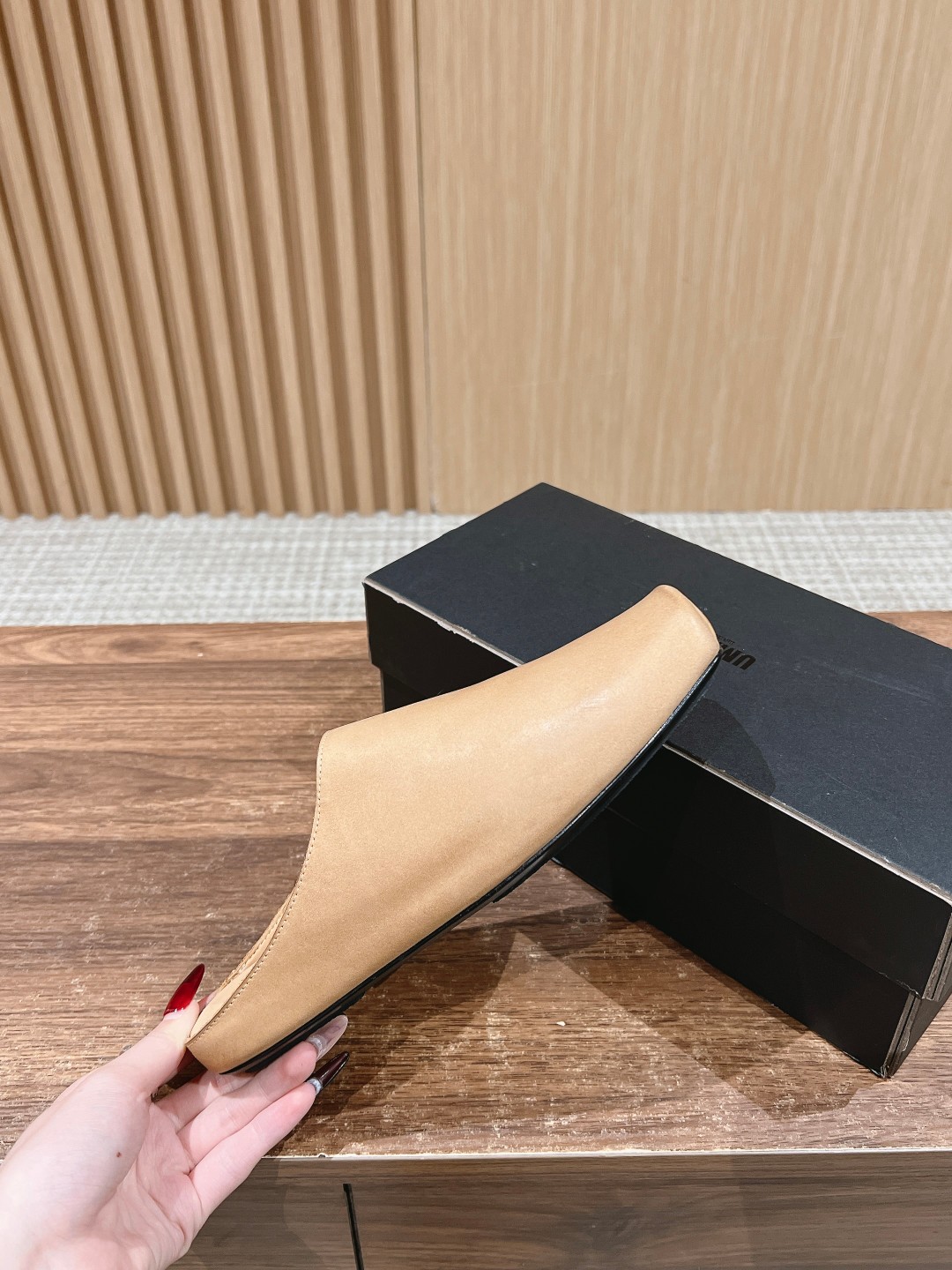 Alexander Wang 𝐔𝐦𝐚 𝐖𝐚𝐧𝐠# 款 做旧芭蕾舞半拖鞋 最舒服的鞋子出现了 好软 太舒服 而旦简单 没有累赘多余设计哈哈 一上全部断货