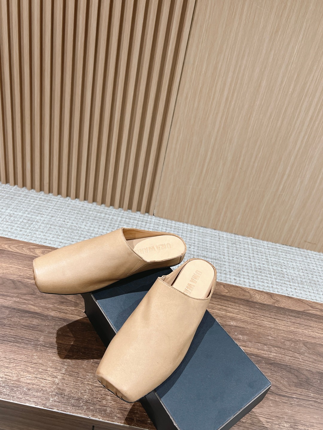 Alexander Wang 𝐔𝐦𝐚 𝐖𝐚𝐧𝐠# 款 做旧芭蕾舞半拖鞋 最舒服的鞋子出现了 好软 太舒服 而旦简单 没有累赘多余设计哈哈 一上全部断货