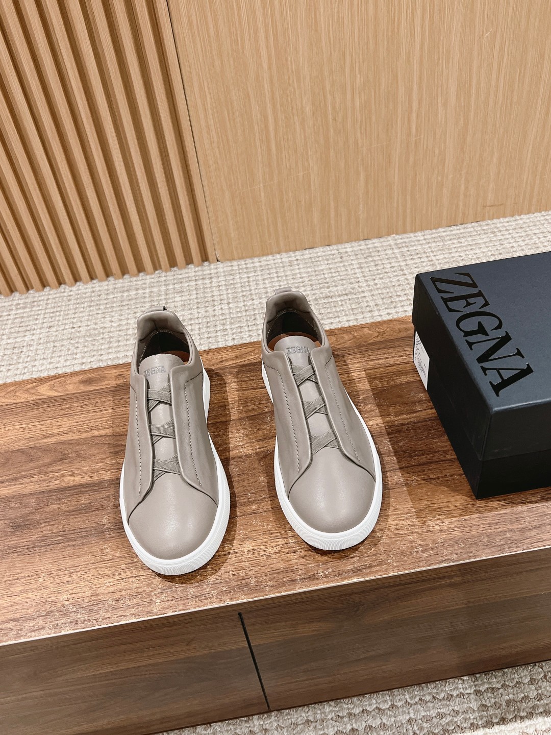 NO:646869,WYSIWYG Available in Guaranteed Quality Men's Size # Zegna Limited Edition Men's Shoes The COUTURE Triple Stitch Sneaker is a sophisticated casual shoe with signature triple cross elasticated detailing, inspired by the triple hand-stitched shape, highlighting Zegna's heritage. Leather-lined beige in a slip-on style and lightweight, with a flexible rubber outsole for easy slip-on and comfort. Signature Ermenegildo Zegna XXX on the heel  Logo details highlight the brand style. The upper is deerskin, and the lining is sheepskin. The sole is lightweight TPU and rubber foam outsole. Size 39-47 (45.-47 customization is non-returnable and non-exchangeable). Normal leather shoe size, casual shoes/sports shoes, zegna, sneakers, sheepskin19860909所见即所得供应莞货品质男码 # 杰尼亚限量款男鞋 COUTURE Triple Stitch 运动鞋 是一款精致的休闲鞋履,饰有标志性三重交叉松紧细节,灵感源于三重手缝线迹造型,彰显了杰尼亚的悠久传承.皮革衬里米色 采用便鞋鞋型且质感轻盈,配有灵活的橡胶外底,穿脱轻松,舒适不凡.后跟饰有标志性 Ermenegildo Zegna XXX 标识细节,彰显品牌风范 鞋面是鹿皮 内里绵羊皮 鞋底轻便TPU加橡胶发泡大底 尺码39-47(45.-47定制不退不换)正常皮鞋码数,休闲鞋/运动鞋,zegna,sneakers,sheepskin,Women's Shoes