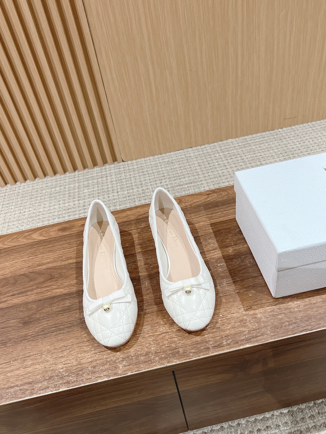 NO:723686,Christian Dior #Dior spring and summer pearl shoes, new ballet flats, lambskin upper, classic rhombus embroidery, with small pearls, and feminine items, sheepskin lining, cowhide sole Size35/40 (40 custom made, non-refundable), ballet shoes, dior, dior, flats, cowhide, sheepskin19860909Christian Dior #迪奥春夏珍珠单鞋新品芭蕾舞平底鞋小羊皮鞋面,做经典菱格刺绣,搭配小珍珠,还有女人味的单品 羊皮内里,牛皮鞋底 Size35/40（40定做不退换）,芭蕾舞鞋,dior,dior,flats,cowhide,sheepskin,Women's Shoes
