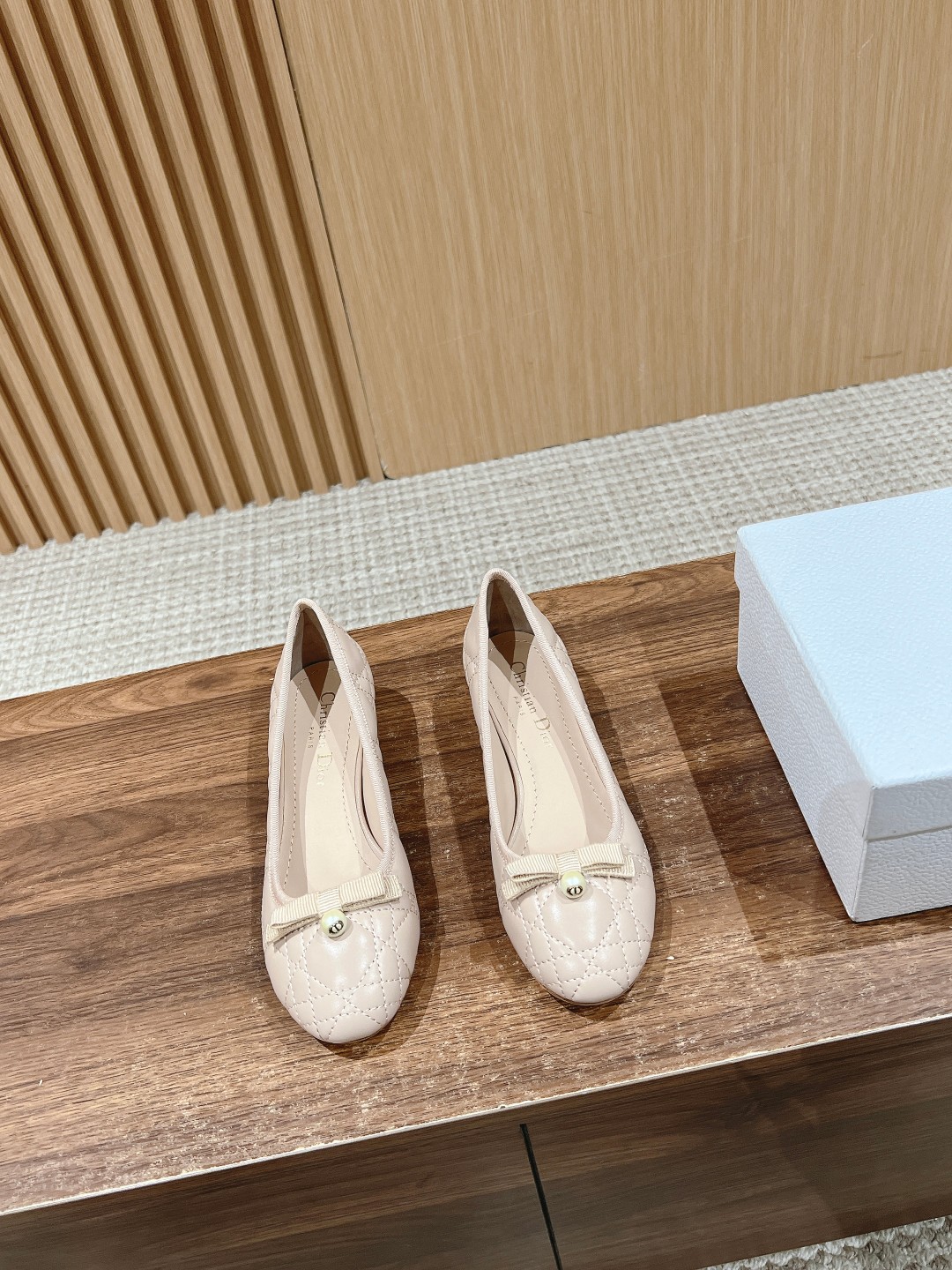 NO:723691,Christian Dior#Dior spring and summer pearl shoes, new ballet flats, lambskin upper, classic rhombus embroidery, with small pearls, and feminine items, sheepskin lining, cowhide soles, Size 35/40 (40 custom made, non-returnable), ballet shoes, dior, dior, flats, cowhide, sheepskin19860909Christian Dior#迪奥春夏珍珠单鞋新品芭蕾舞平底鞋 小羊皮鞋面,做经典菱格刺绣,搭配小珍珠,还有女人味的单品 羊皮内里,牛皮鞋底 Size35/40（40定做不退换）,芭蕾舞鞋,dior,dior,flats,cowhide,sheepskin,Women's Shoes