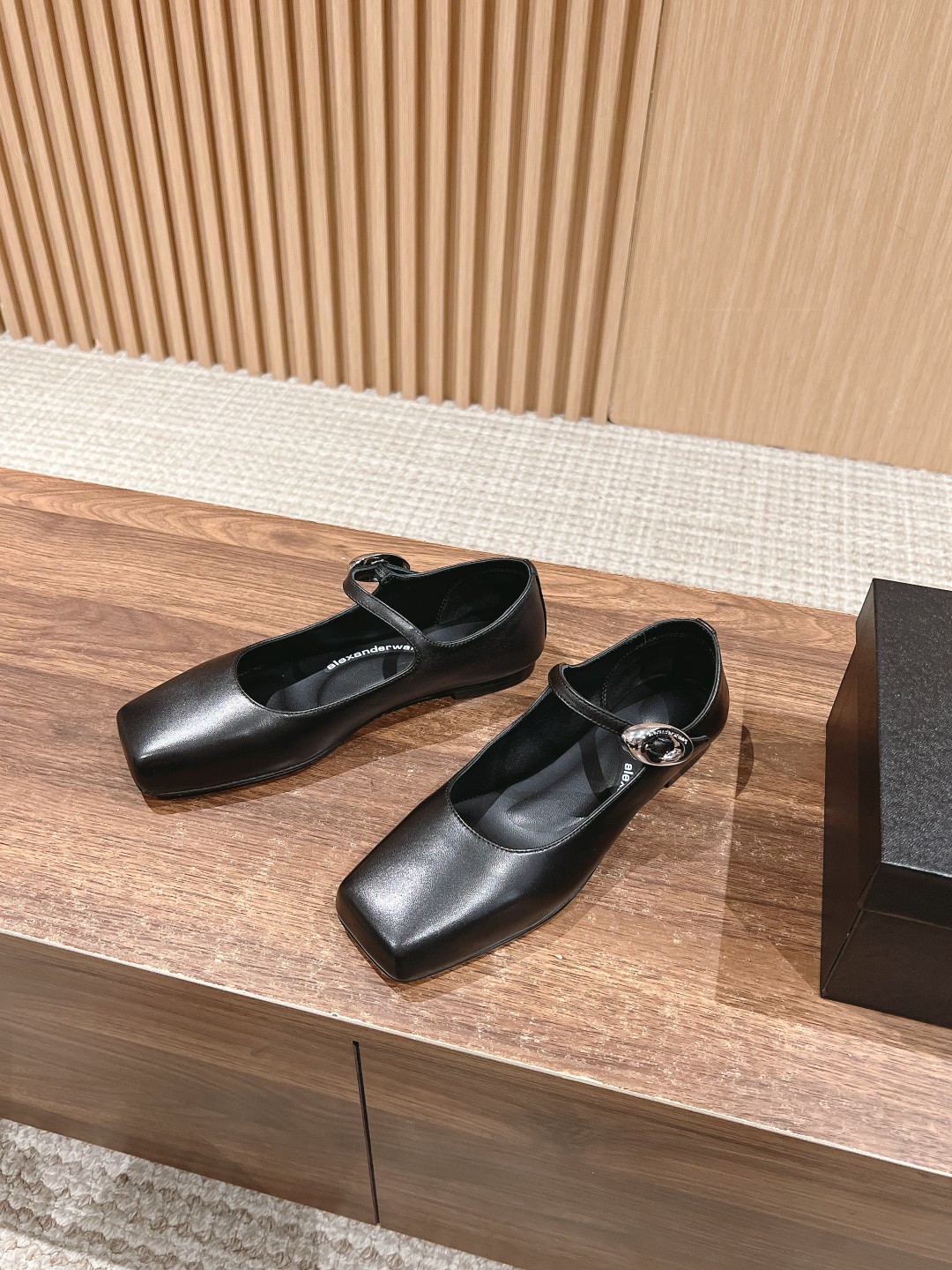 Alexander Wang’s Stylish Water Drilling Shoes: Perfect 4-Season Retrospect. - 图片 2