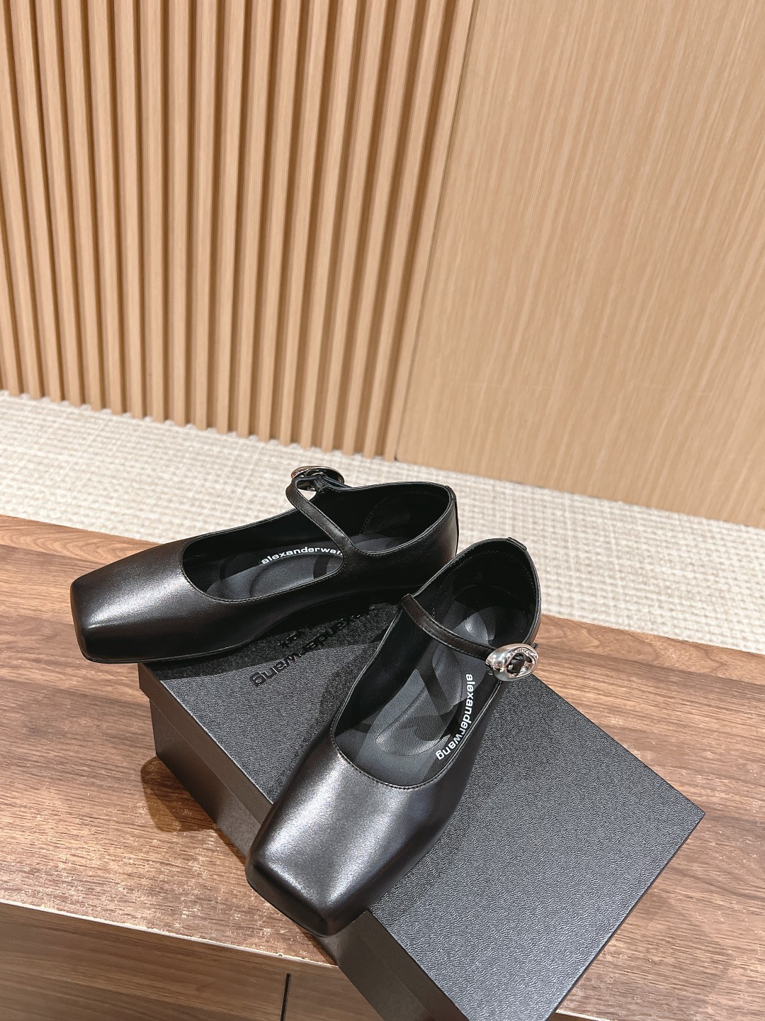 Alexander Wang’s Stylish Water Drilling Shoes: Perfect 4-Season Retrospect. - 图片 4