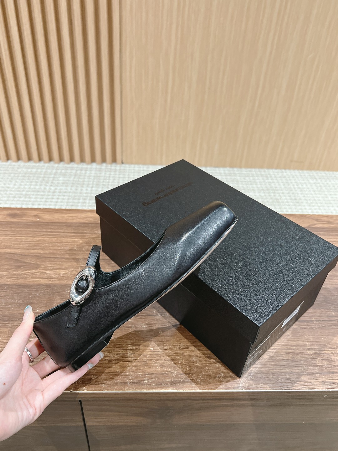 Alexander Wang’s Stylish Water Drilling Shoes: Perfect 4-Season Retrospect. - 图片 5