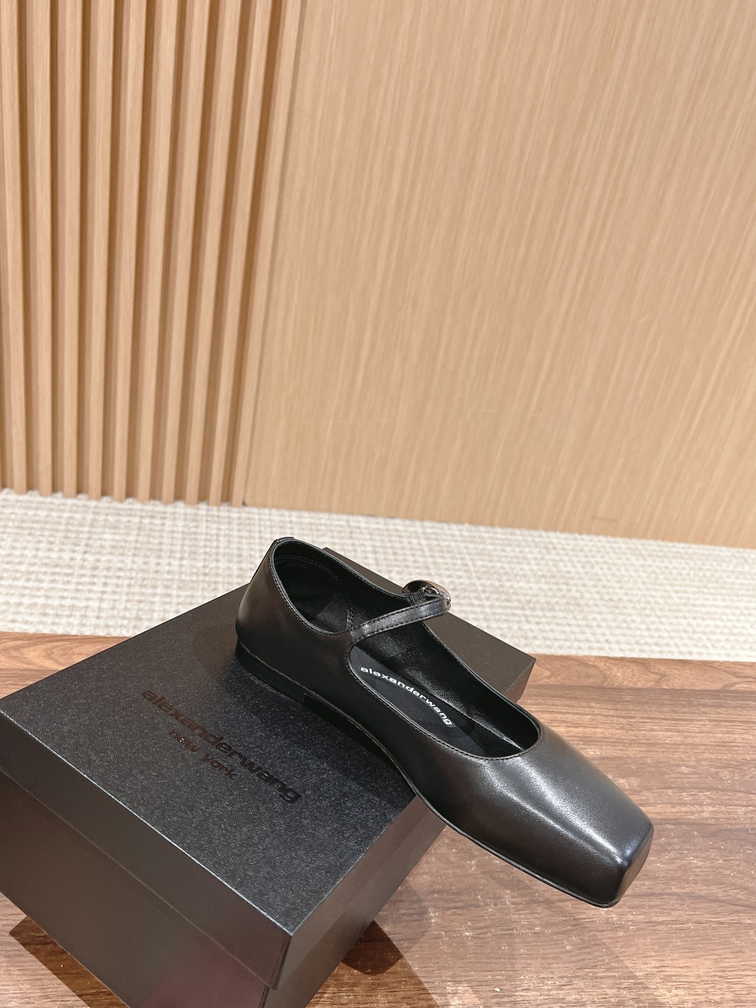 Alexander Wang’s Stylish Water Drilling Shoes: Perfect 4-Season Retrospect. - 图片 3