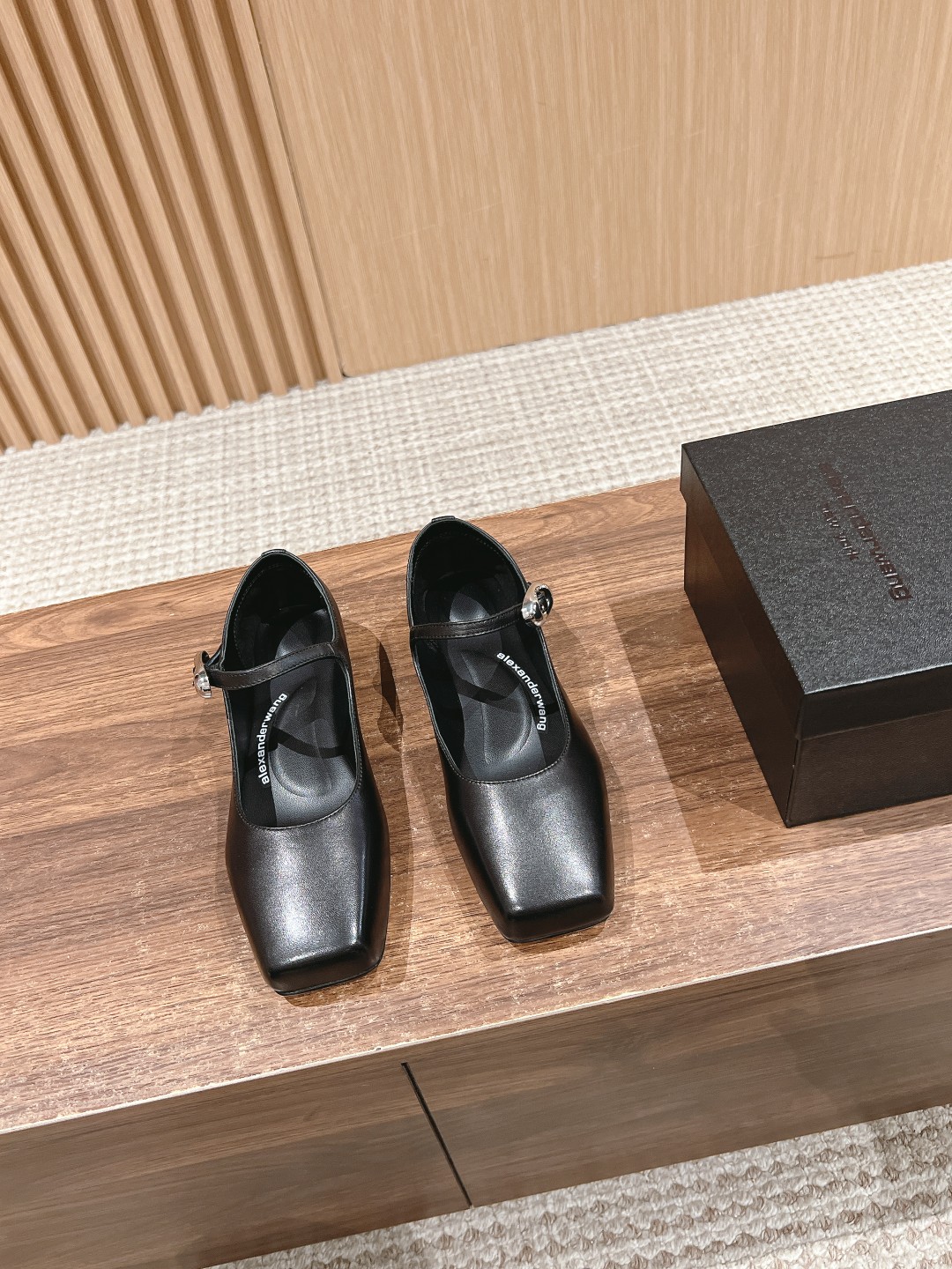 Alexander Wang’s Stylish Water Drilling Shoes: Perfect 4-Season Retrospect.