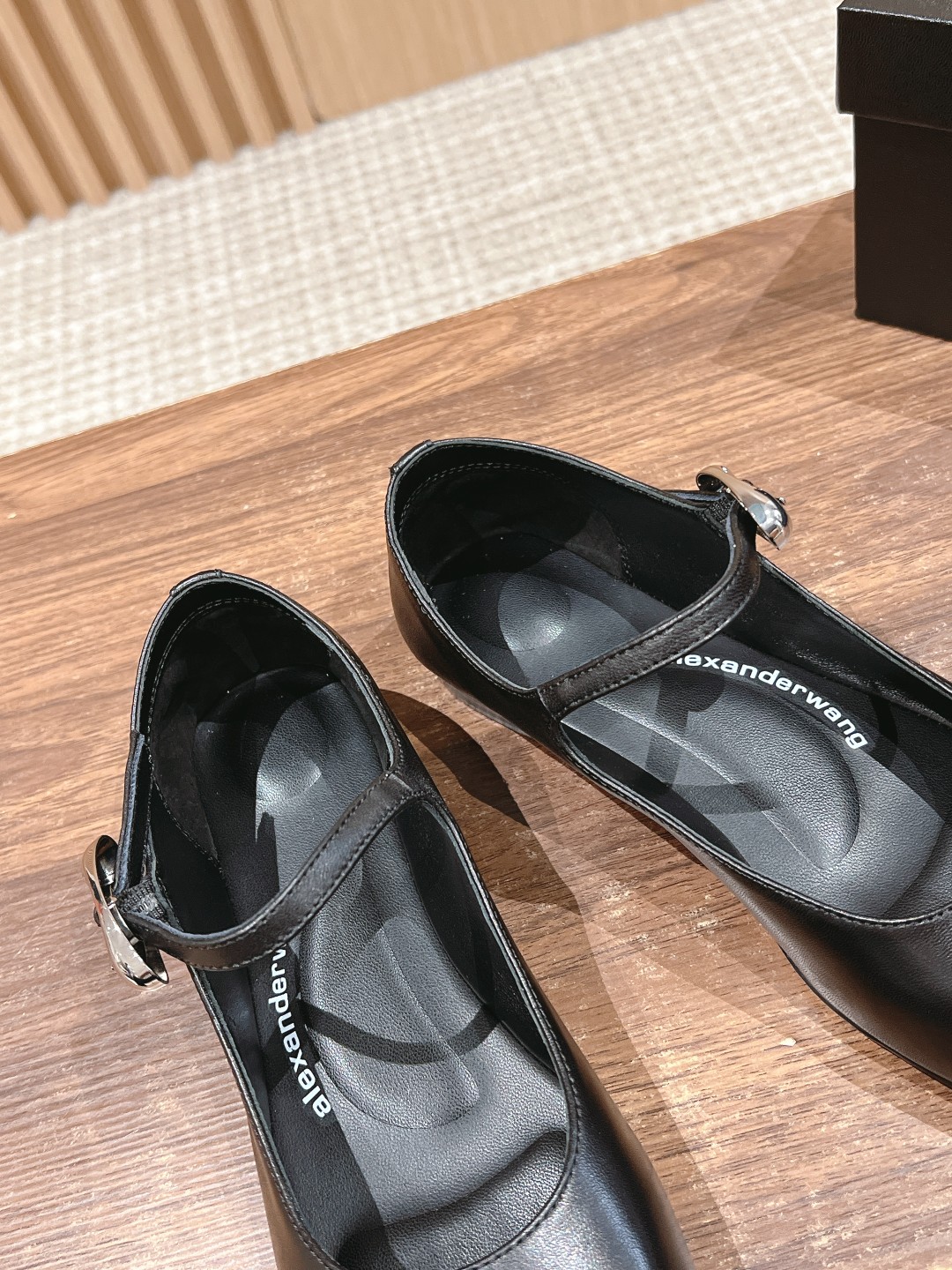 Alexander Wang’s Stylish Water Drilling Shoes: Perfect 4-Season Retrospect. - 图片 8