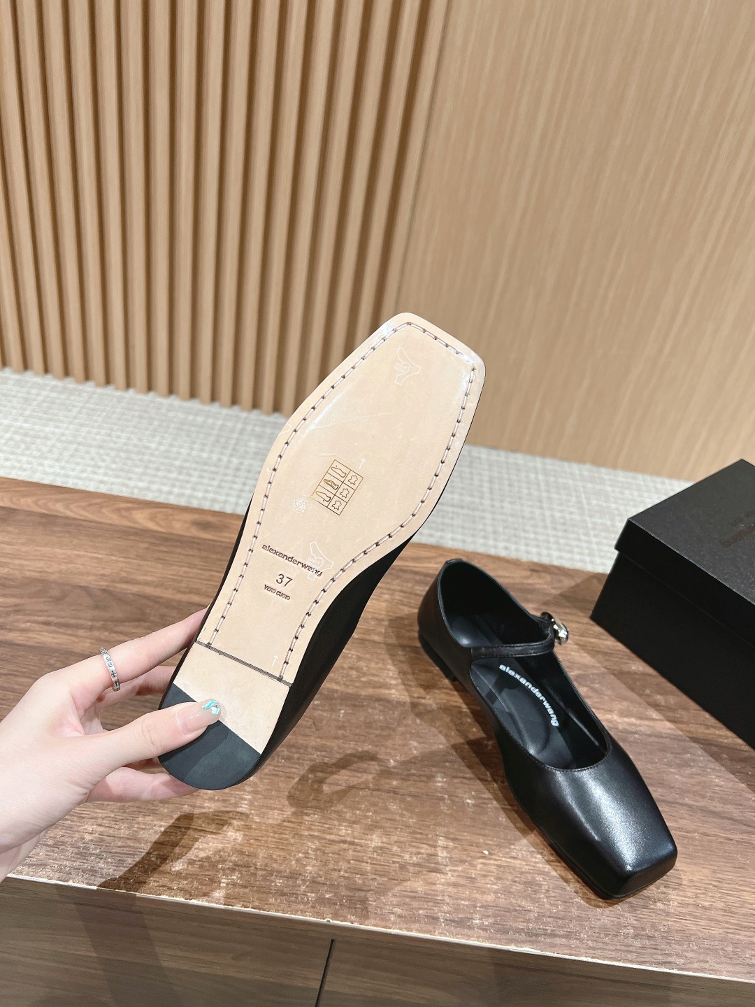 Alexander Wang’s Stylish Water Drilling Shoes: Perfect 4-Season Retrospect. - 图片 9