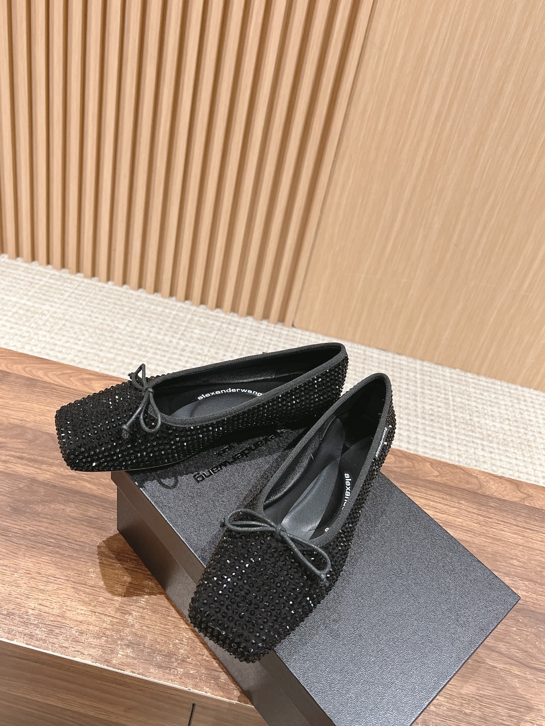 Alexander Wang’s Retro-Orthodox Drilling Shoes: Perfect for Every Season - 图片 4