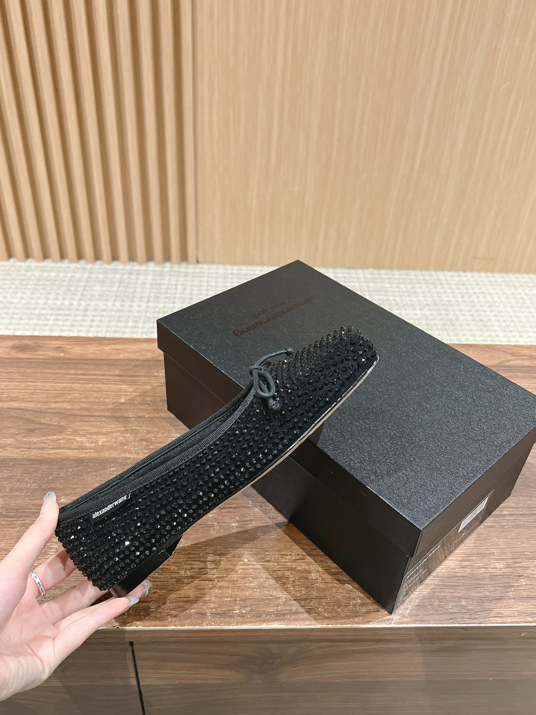 Alexander Wang’s Retro-Orthodox Drilling Shoes: Perfect for Every Season - 图片 5