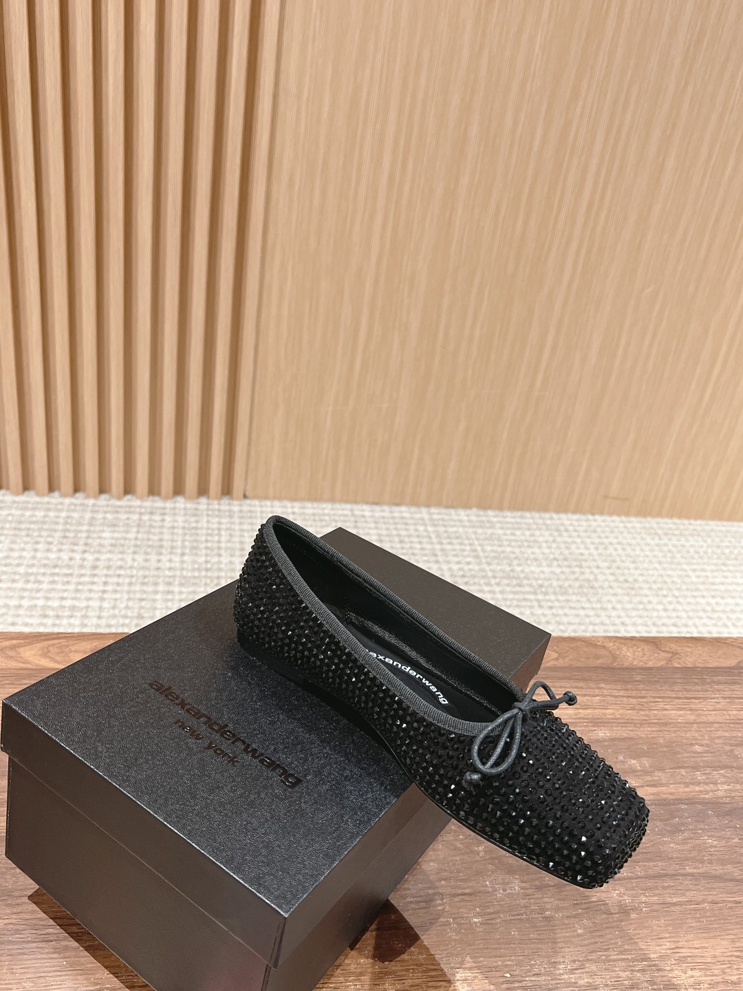 Alexander Wang’s Retro-Orthodox Drilling Shoes: Perfect for Every Season - 图片 3