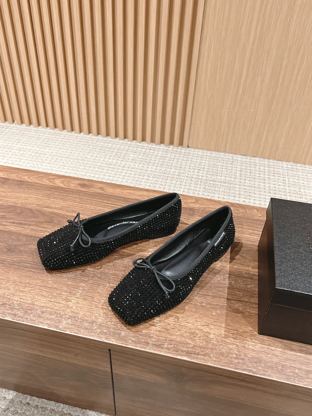 Alexander Wang’s Retro-Orthodox Drilling Shoes: Perfect for Every Season - 图片 2