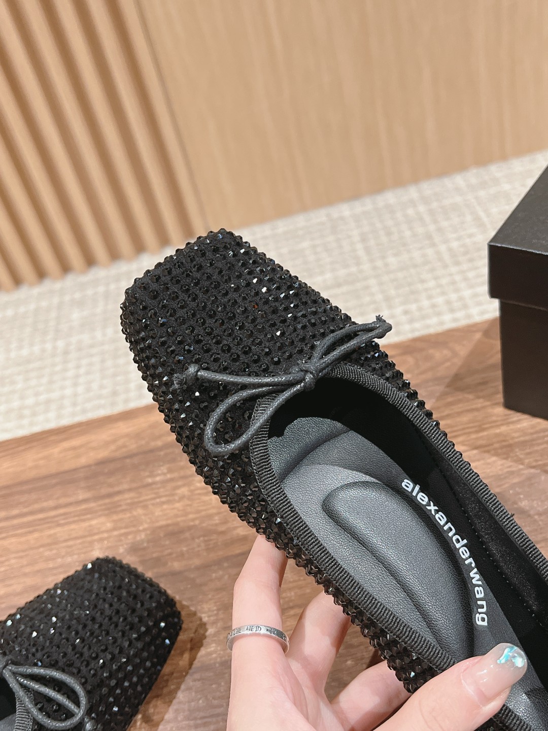 Alexander Wang’s Retro-Orthodox Drilling Shoes: Perfect for Every Season - 图片 6