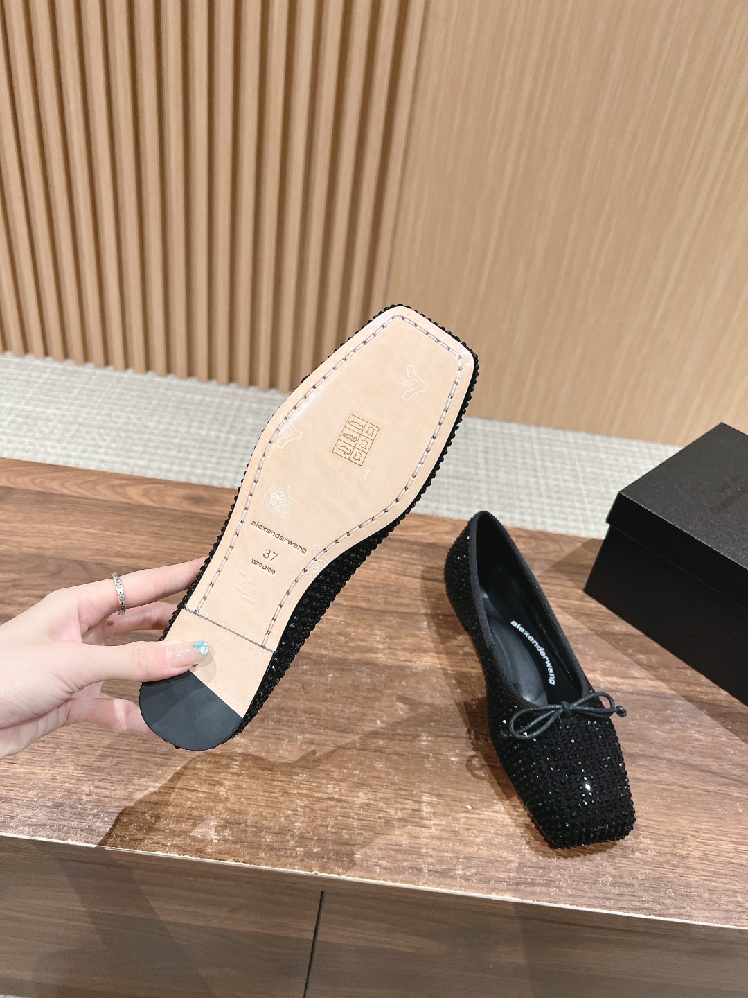 Alexander Wang’s Retro-Orthodox Drilling Shoes: Perfect for Every Season - 图片 9