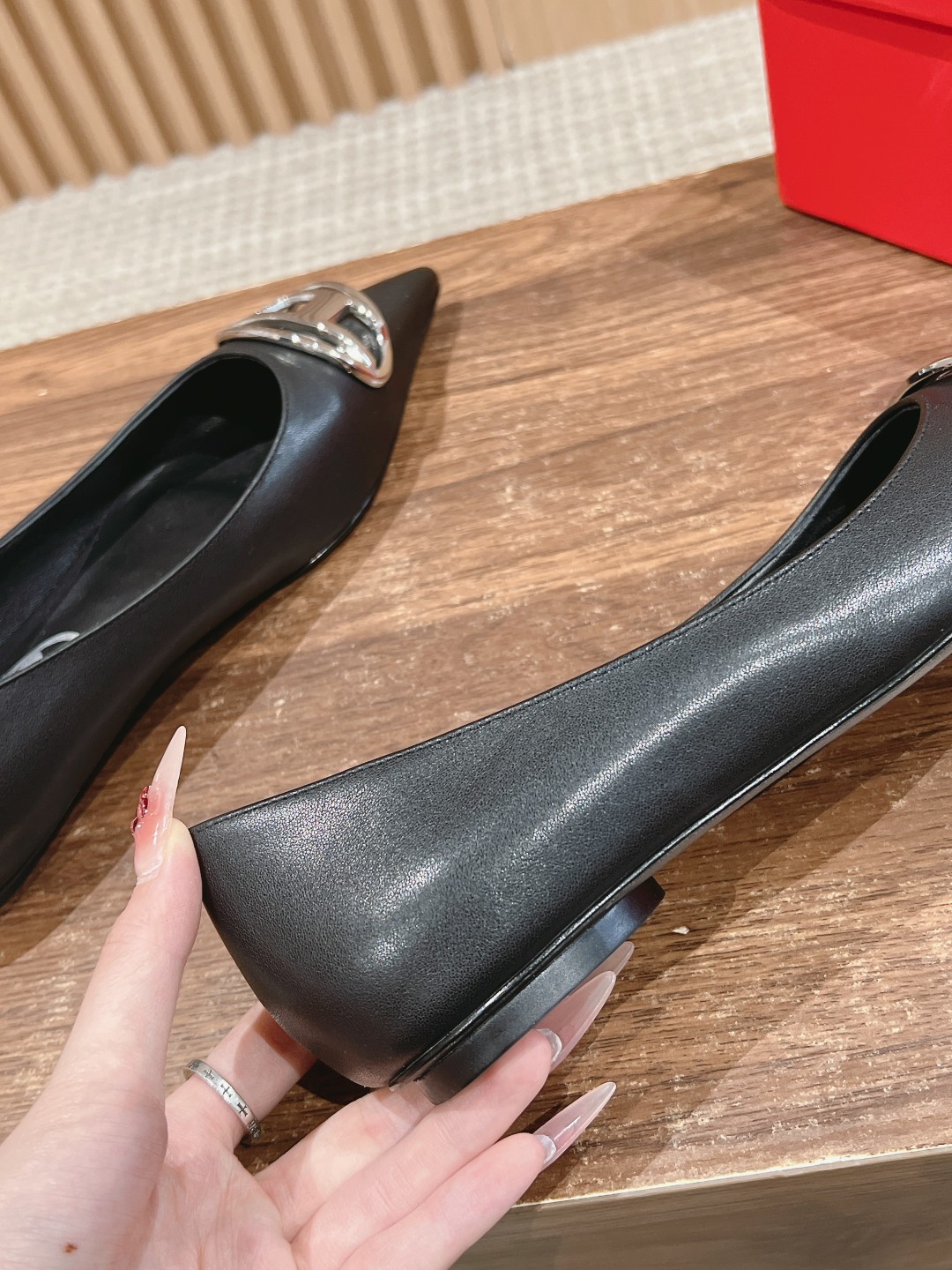 “Stylish 725 DIESEL Disai Metal Pointy Soles: Fashionable Comfort in One Shoe” - 图片 6