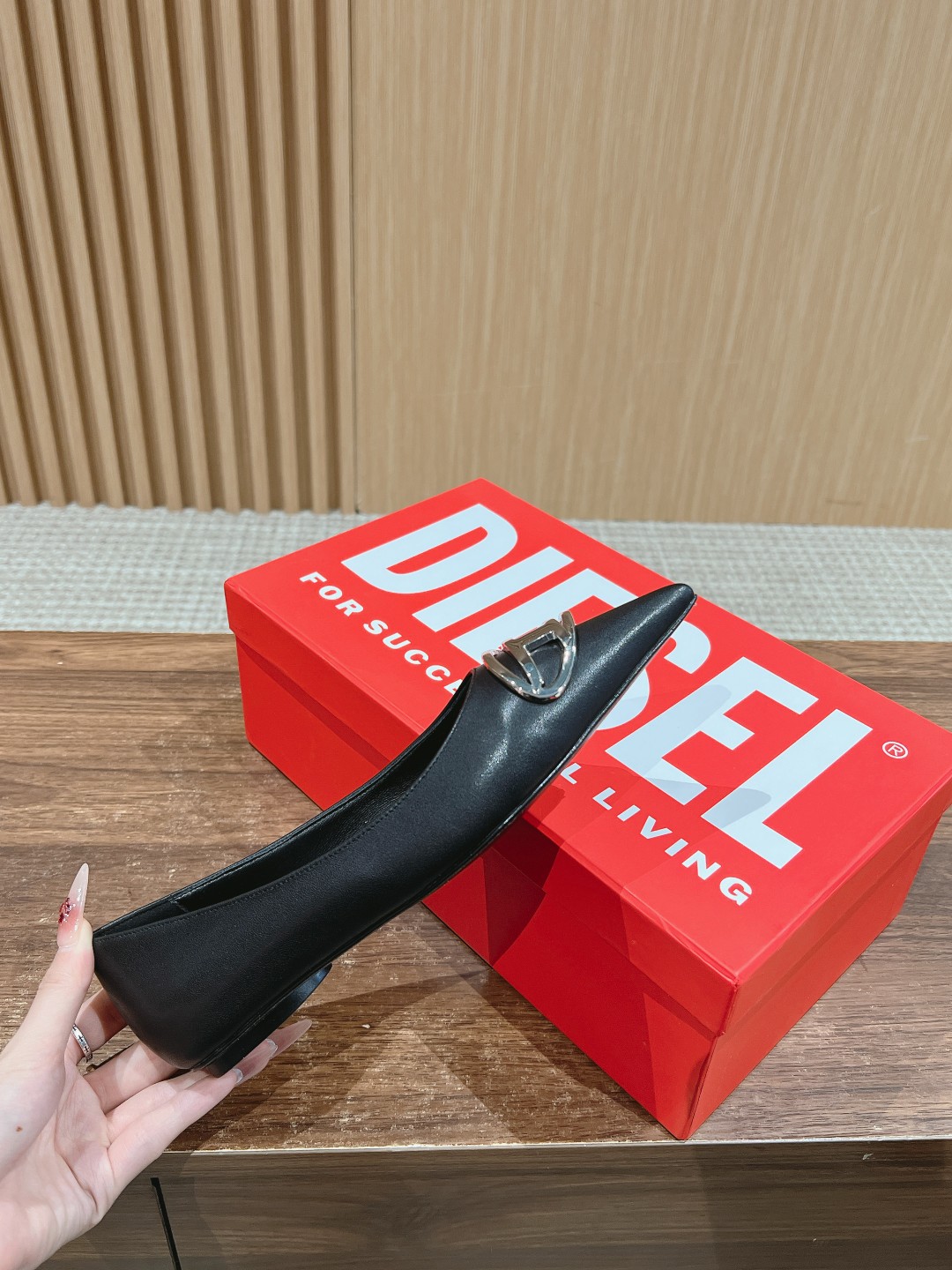 “Stylish 725 DIESEL Disai Metal Pointy Soles: Fashionable Comfort in One Shoe” - 图片 5