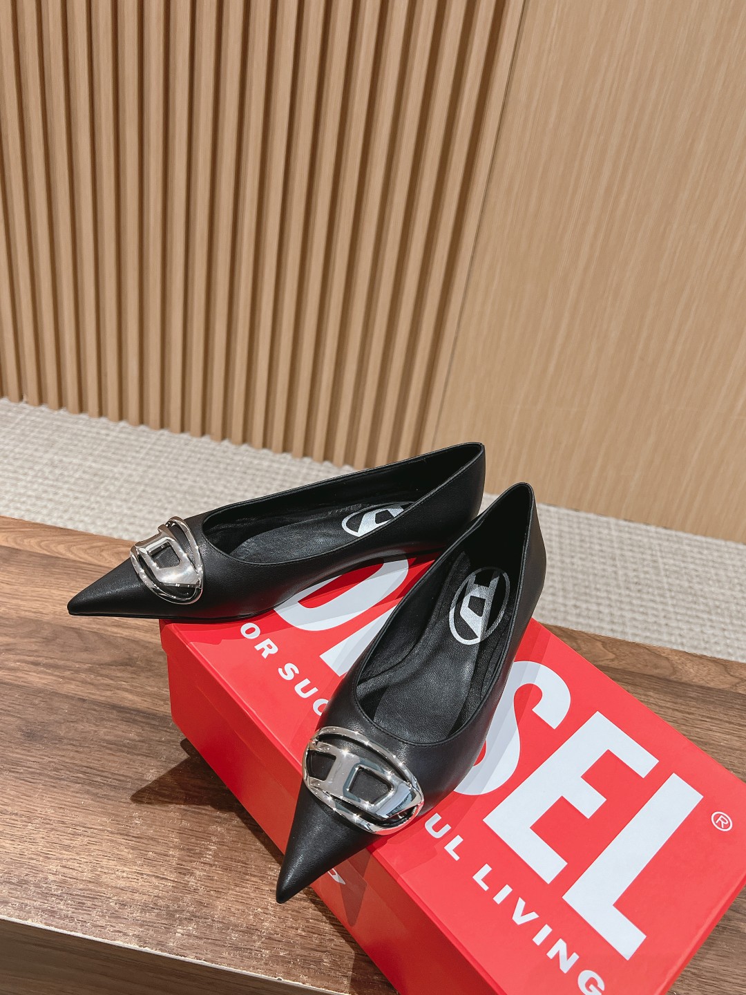 “Stylish 725 DIESEL Disai Metal Pointy Soles: Fashionable Comfort in One Shoe” - 图片 4
