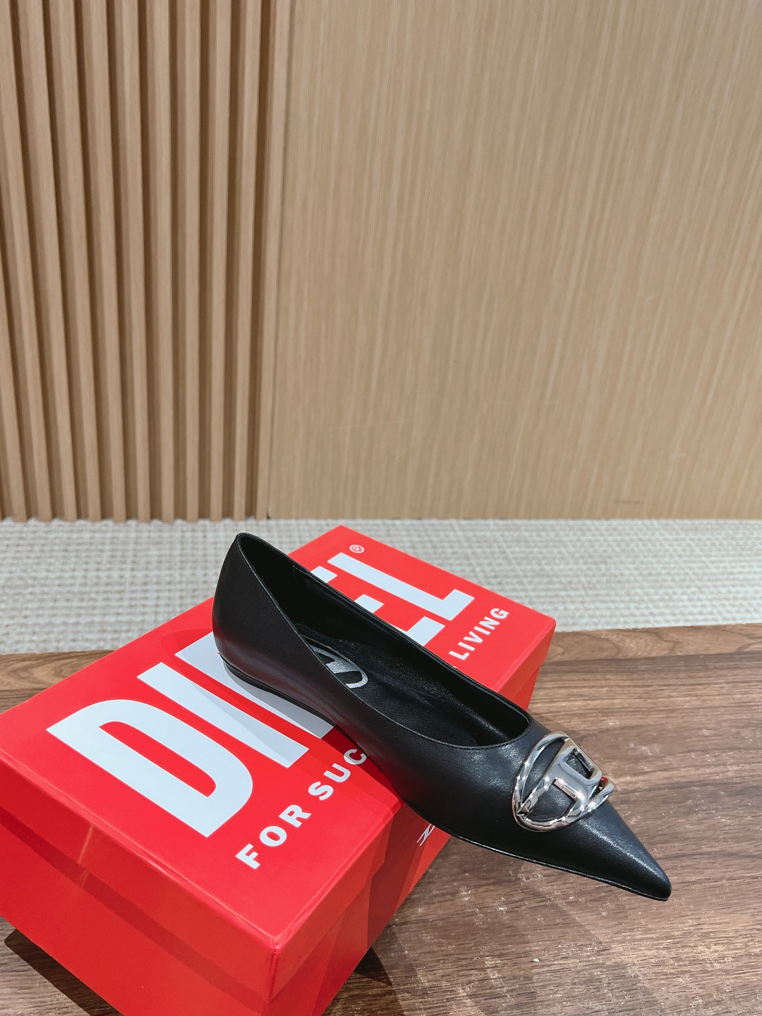 “Stylish 725 DIESEL Disai Metal Pointy Soles: Fashionable Comfort in One Shoe” - 图片 3