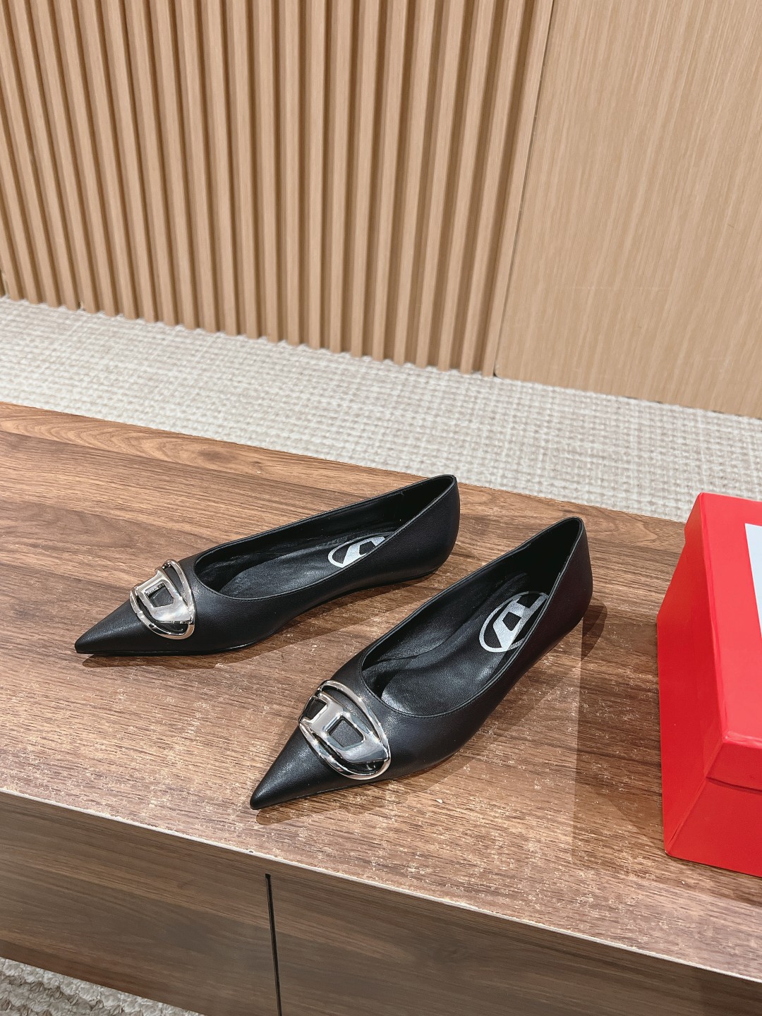 “Stylish 725 DIESEL Disai Metal Pointy Soles: Fashionable Comfort in One Shoe” - 图片 2