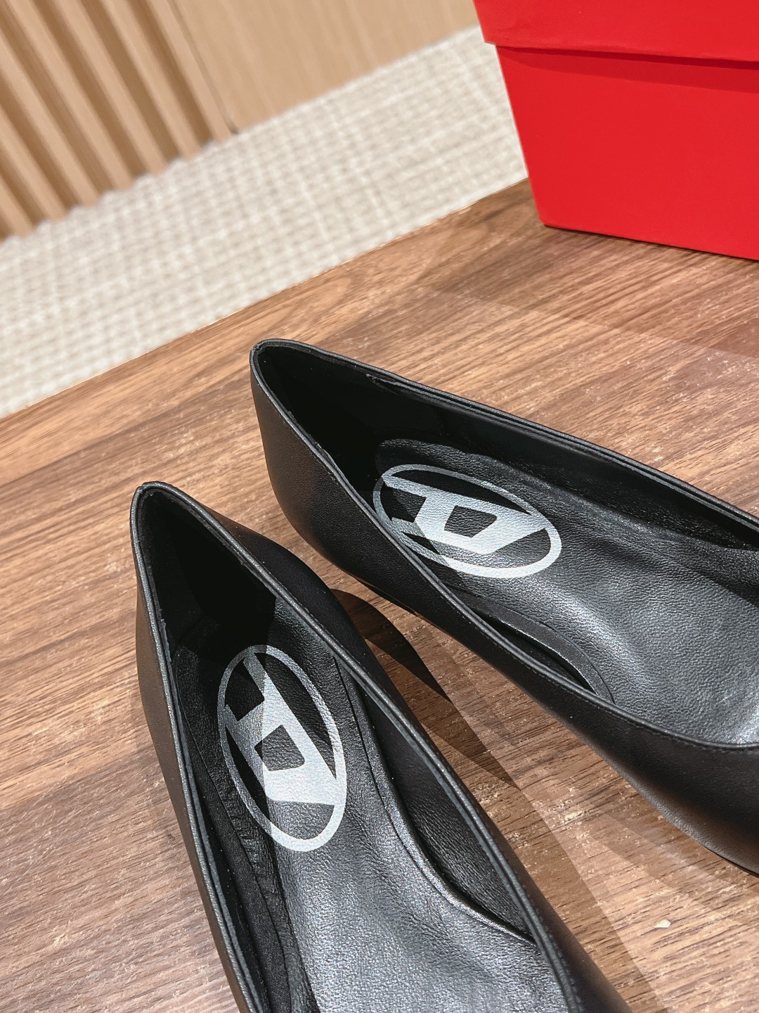 “Stylish 725 DIESEL Disai Metal Pointy Soles: Fashionable Comfort in One Shoe” - 图片 8
